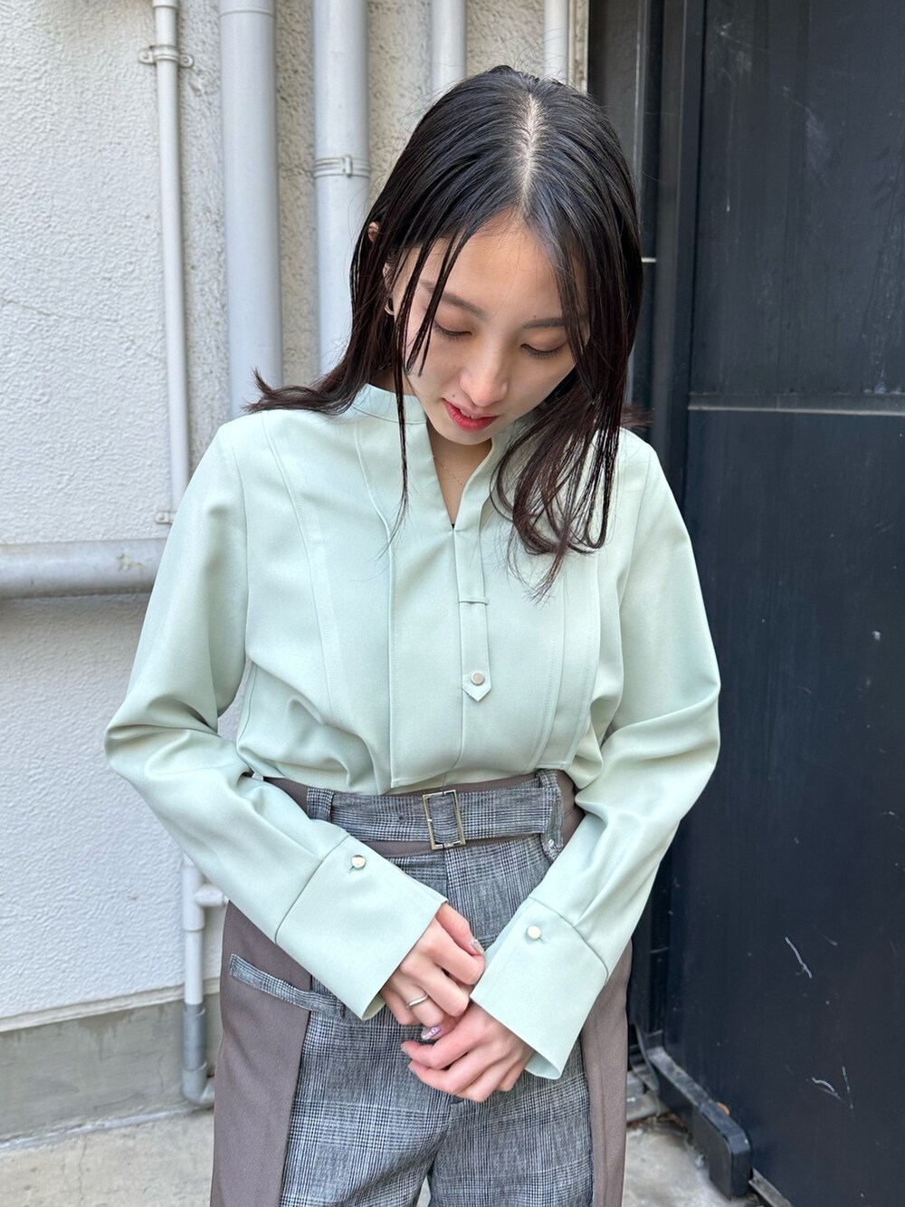 ベージュ系のその他アウター、ブラウン系のスラックスを着用したレディースの冬コーディネートの5枚目の写真