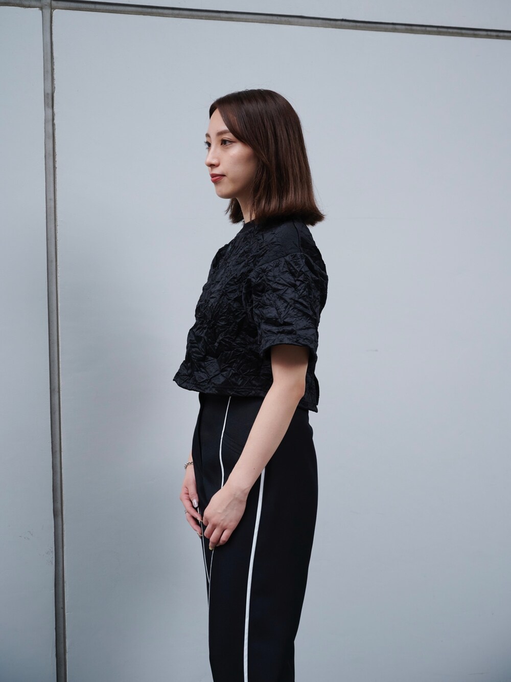 ブラック系のTシャツ/カットソー、ブラック系のスラックスを着用したレディースの夏コーディネートの5枚目の写真