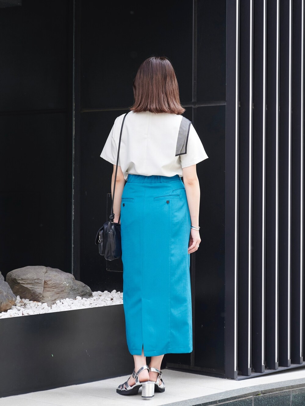 グリーン系のスカート、グレー系のシャツ/ブラウス、シルバー系のサンダルを着用したレディースの夏コーディネートの4枚目の写真