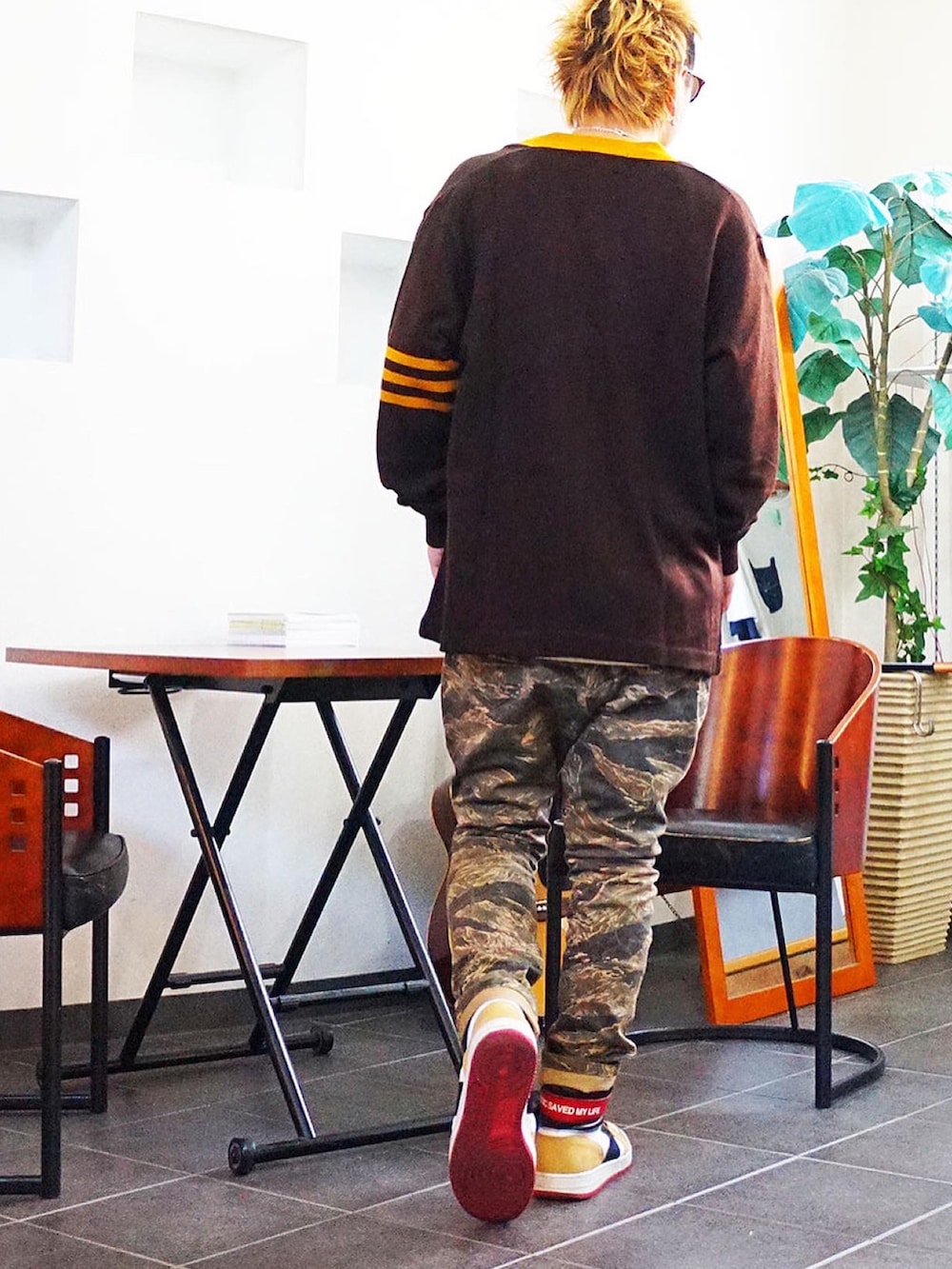 「カーディガンコーデ、カーディガン、カットソー、ワイドパンツ、迷彩パンツコーデ、ストリートMIX、カジュアルストリート、スニーカー、ANIMALIA、30代ファッション、おしゃれさんと繋がりたい、大人コーデ、休日スタイル、迷彩、glamb」｜「ANIMALIAのANIMALIA カーディガン（カーディガン/ボレロ、ブラウン系）」を使った、MOREGAUCHE2KAZUYAさん（メンズ・169cm）の春コーディネートの2枚目の写真