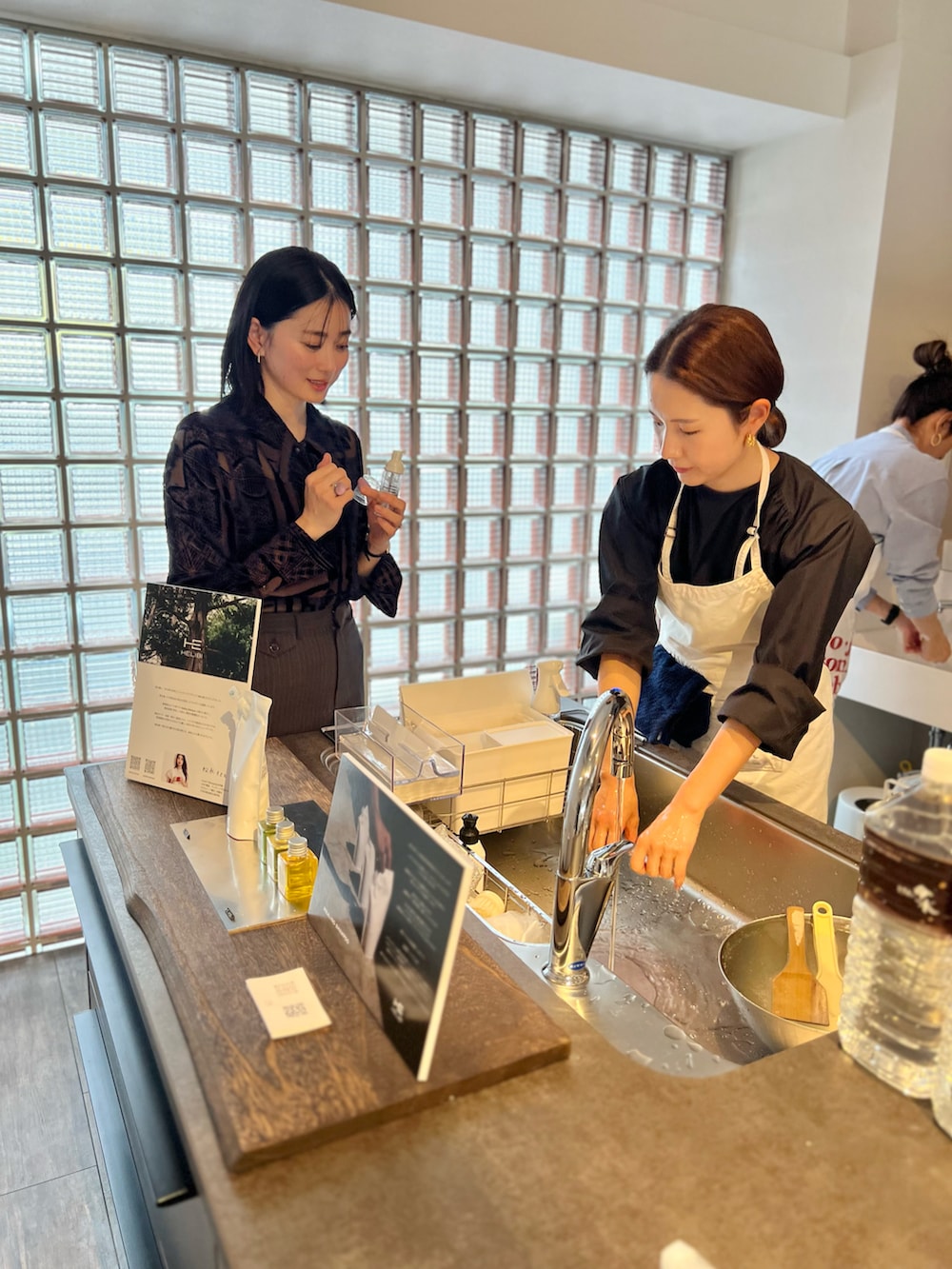 「HELIBI、展示販売、スラックス、透けシャツ、vintage、JOHN LAWRENCE SULLIVAN」｜「JOHN LAWRENCE SULLIVANのJKとセットアップのパンツ（スラックス、ブラウン系）」を使った、Chisato さん（レディース・167cm）の冬コーディネートの3枚目の写真