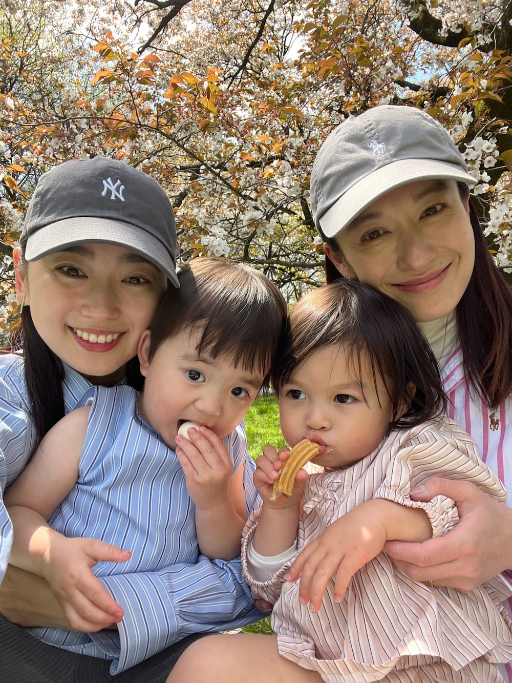 「春コーデ、リンクコーデ、親子コーデ、ベビーコーデ、男の子、花見、シャツ、デニム、ブルックスブラザーズ、JOHN LAWRENCE SULLIVAN」｜「JOHN LAWRENCE SULLIVANのアイテム（デニムパンツ、ブルー系）」を使った、Chisato さん（レディース・167cm）の春コーディネートの4枚目の写真