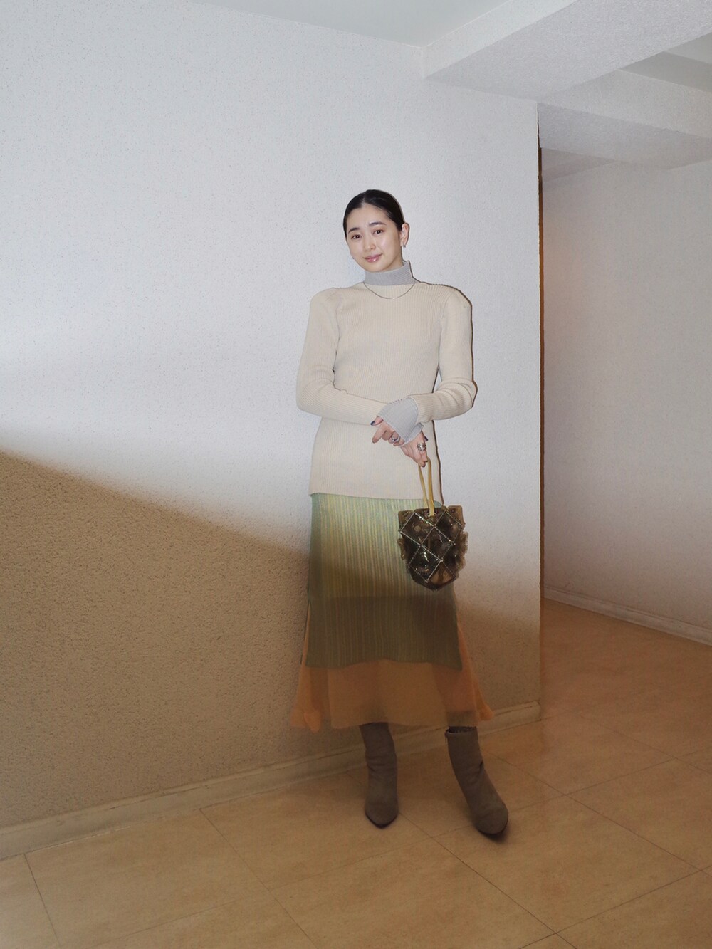 「春コーデ、妊婦、ベージュコーデ、ペールトーン、ニットスカート、TOGA、OPEN SESAME CLUB、JOHN LAWRENCE SULLIVAN、52 by hikaru matsumura」|「ISSEY MIYAKEのアイテム(シャツ/ブラウス、ブラック系)」を使った、Chisato さん(レディース・167cm)の春コーディネートの4枚目の写真