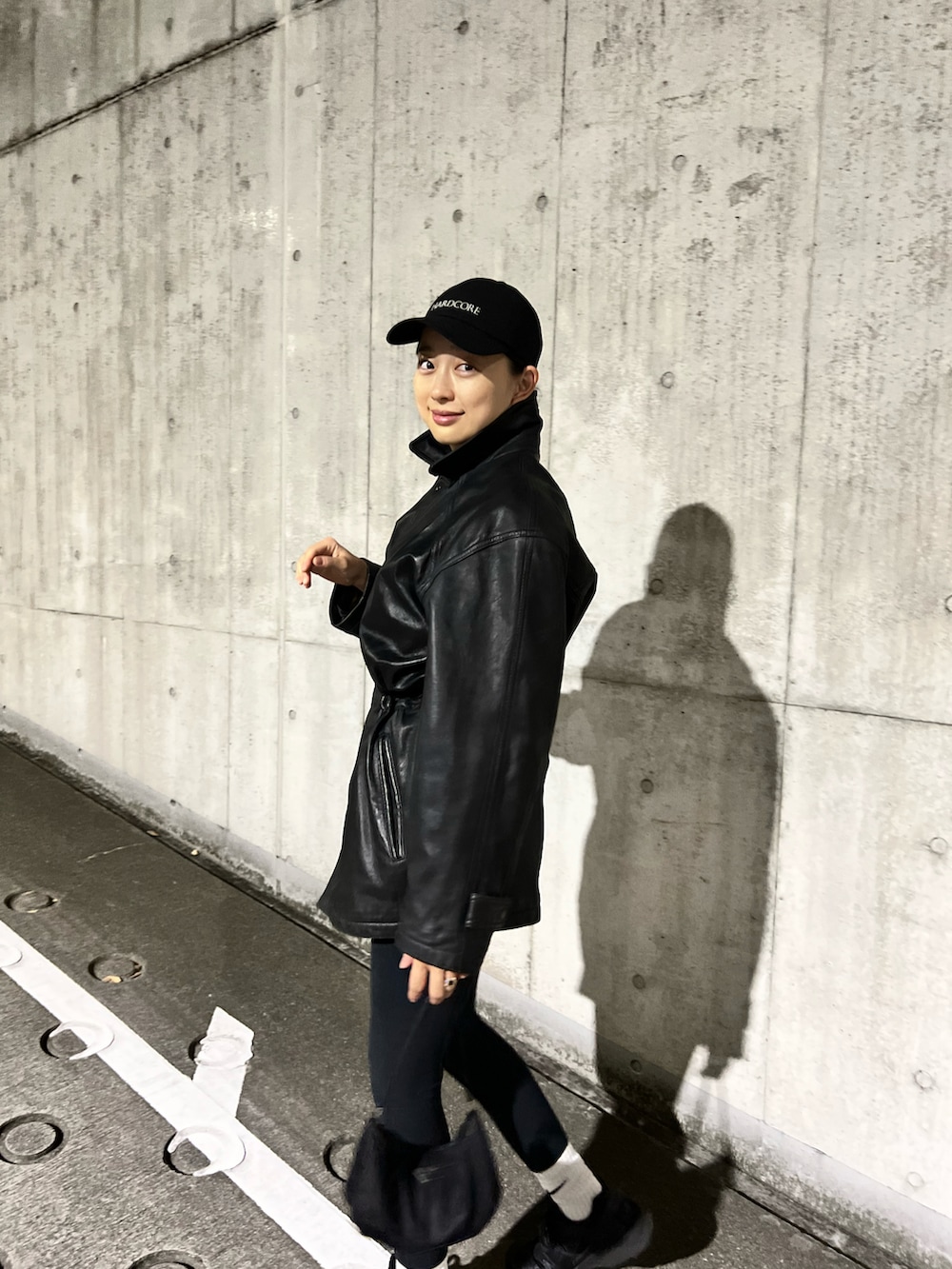 「秋、ママコーデ、キャップ、革ダウン、スパッツ、スニーカー、NIKE、JOHN LAWRENCE SULLIVAN、prdda」｜「VINTAGEの革の中綿ジャンパー♡♡（ダウンジャケット/コート、ブラック系）」を使った、Chisato さん（レディース・167cm）の冬コーディネートの4枚目の写真