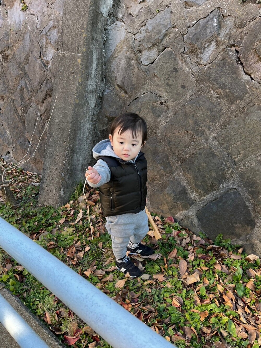 「冬コーデ、ご近所コーデ、親子コーデ、ベビーコーデ、男の子、楽ちんコーデ、ジャージ、Ralph Lauren、New Balance、H&M、47、NIKE」｜「RALPH LAURENのアイテム（ダウンベスト、グリーン系）」を使った、Chisato さん（レディース・167cm）の冬コーディネートの2枚目の写真