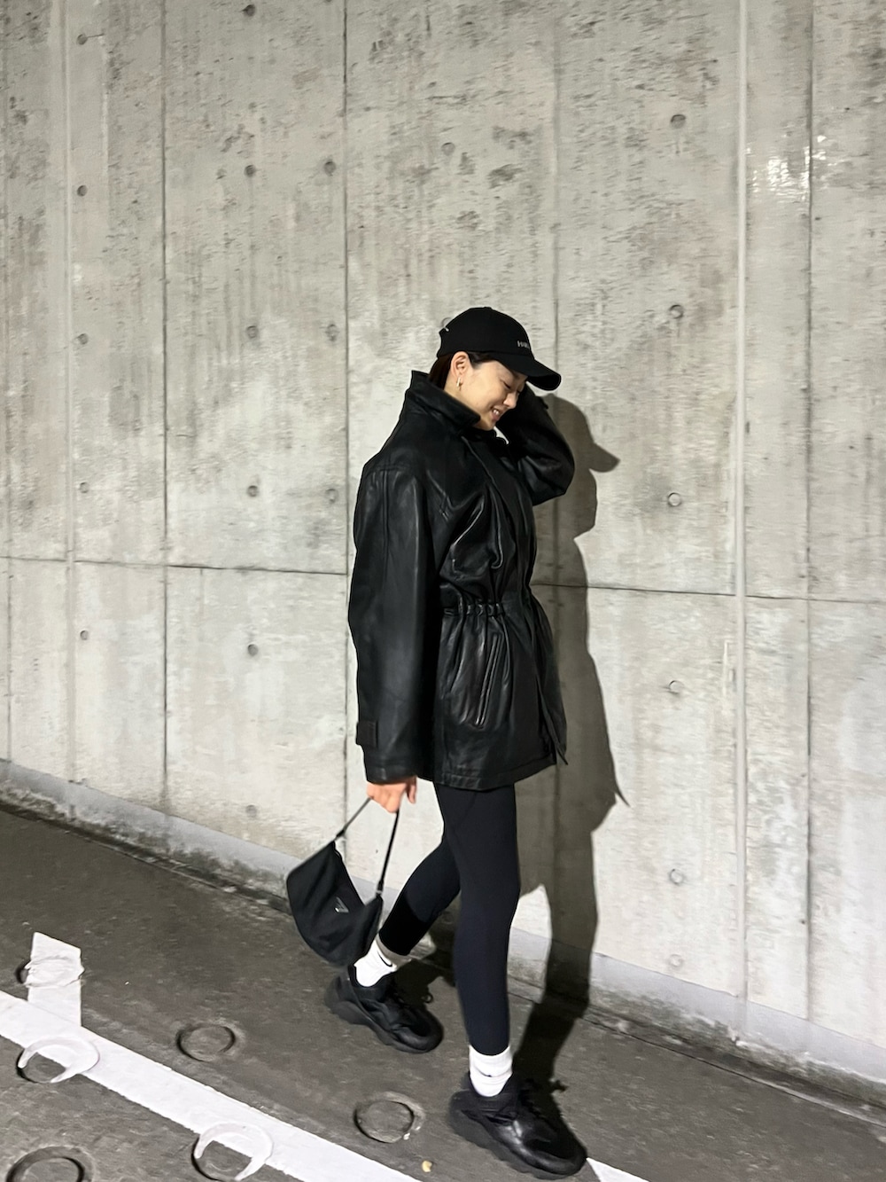 「秋、ママコーデ、キャップ、革ダウン、スパッツ、スニーカー、NIKE、JOHN LAWRENCE SULLIVAN、prdda」｜「VINTAGEの革の中綿ジャンパー♡♡（ダウンジャケット/コート、ブラック系）」を使った、Chisato さん（レディース・167cm）の冬コーディネートの3枚目の写真
