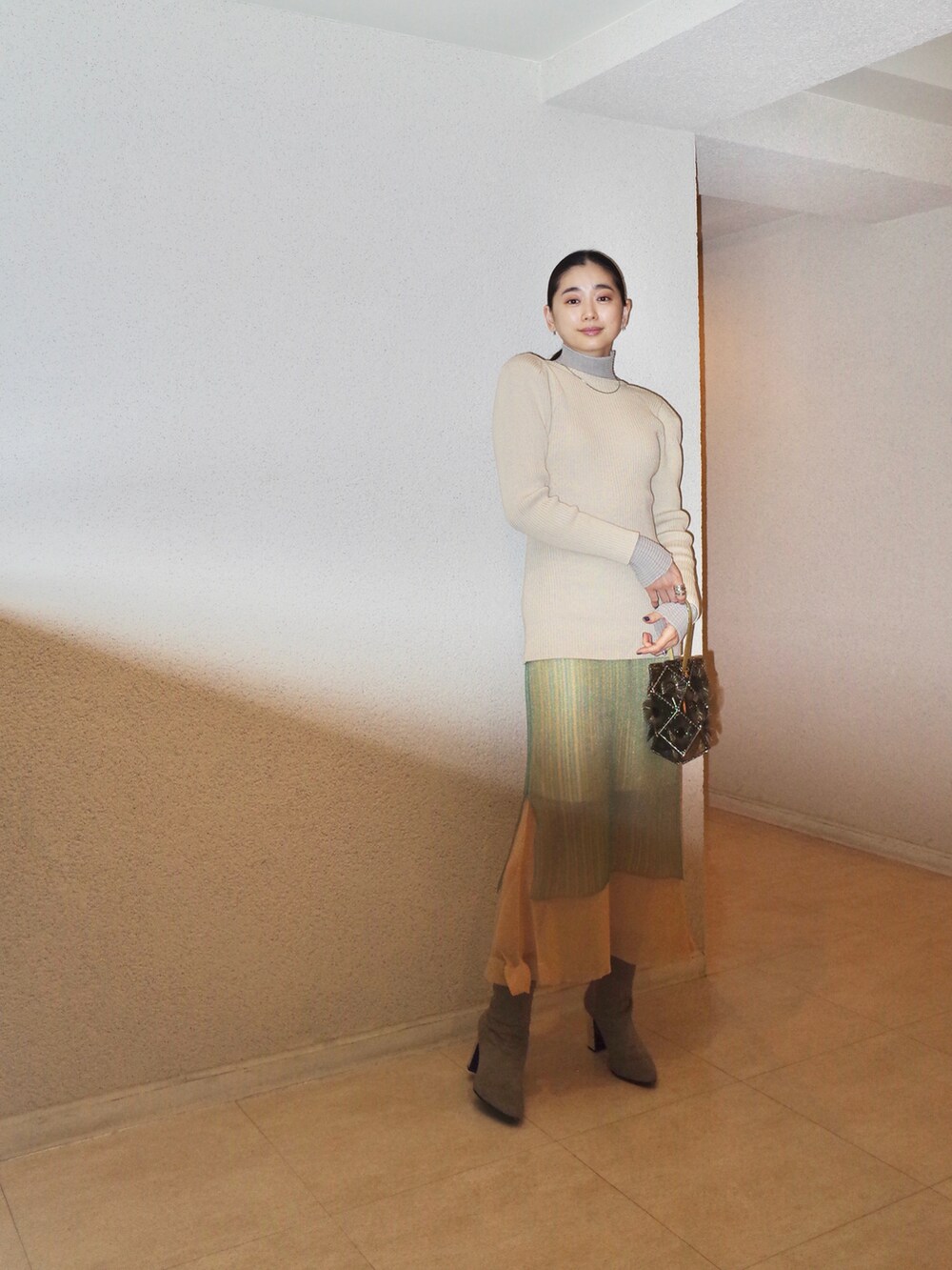 「春コーデ、妊婦、ベージュコーデ、ペールトーン、ニットスカート、TOGA、OPEN SESAME CLUB、JOHN LAWRENCE SULLIVAN、52 by hikaru matsumura」|「ISSEY MIYAKEのアイテム(シャツ/ブラウス、ブラック系)」を使った、Chisato さん(レディース・167cm)の春コーディネートの2枚目の写真