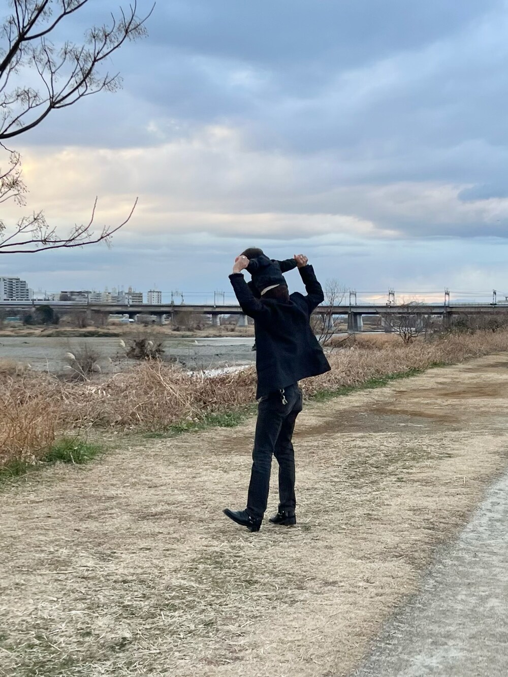 「ご近所、親子コーデ、ベビーコーデ、男の子、トラッド、コードュロイ、革シャツ、スラックス、JOHN LAWRENCE SULLIVAN、vintage」｜「ZARA KIDSの中綿入りあったかJK（ブルゾン、ブラック系）」を使った、Chisato さん（レディース・167cm）の春コーディネートの3枚目の写真