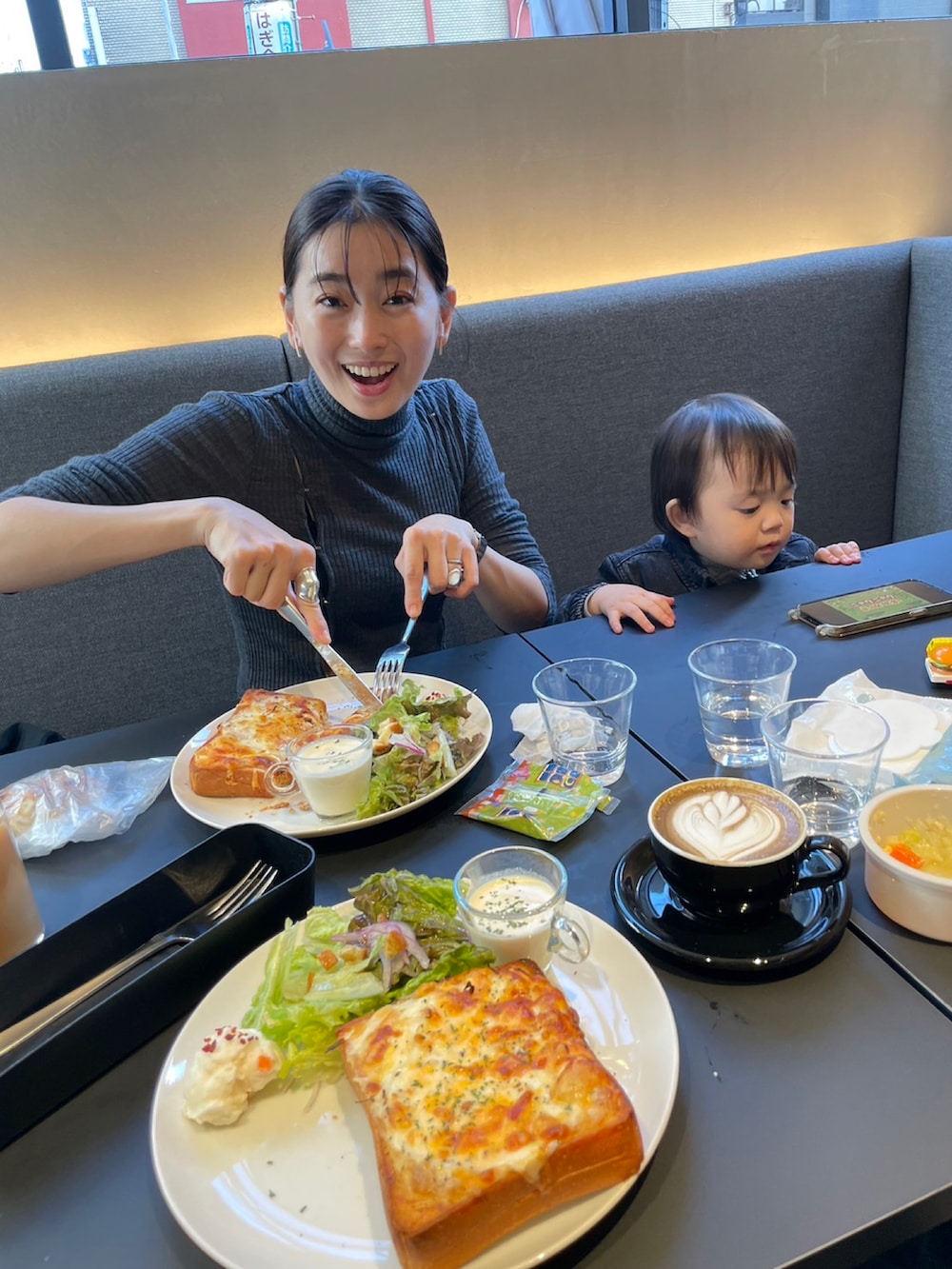 「酉の市、ママコーデ、親子コーデ、男の子、秋コーデ、ボンバー、きれいめカジュアル、grounds、JOHN LAWRENCE SULLIVAN、ZARA KIDS、Ralph Lauren」|「JOHN LAWRENCE SULLIVANの【JOHN LAWRENCE SULLIVAN×grounds/ジョンローレンスサリバン×グラウンズ】BUBBLE SOLE BOOTS/バブルソールブーツ(ブーツ、ブラック系)」を使った、Chisato さん(レディース・167cm)の冬コーディネートの3枚目の写真