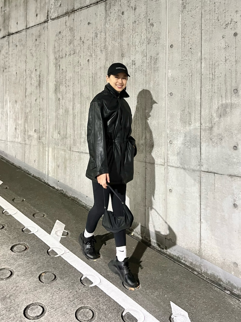 「秋、ママコーデ、キャップ、革ダウン、スパッツ、スニーカー、NIKE、JOHN LAWRENCE SULLIVAN、prdda」｜「VINTAGEの革の中綿ジャンパー♡♡（ダウンジャケット/コート、ブラック系）」を使った、Chisato さん（レディース・167cm）の冬コーディネートの2枚目の写真