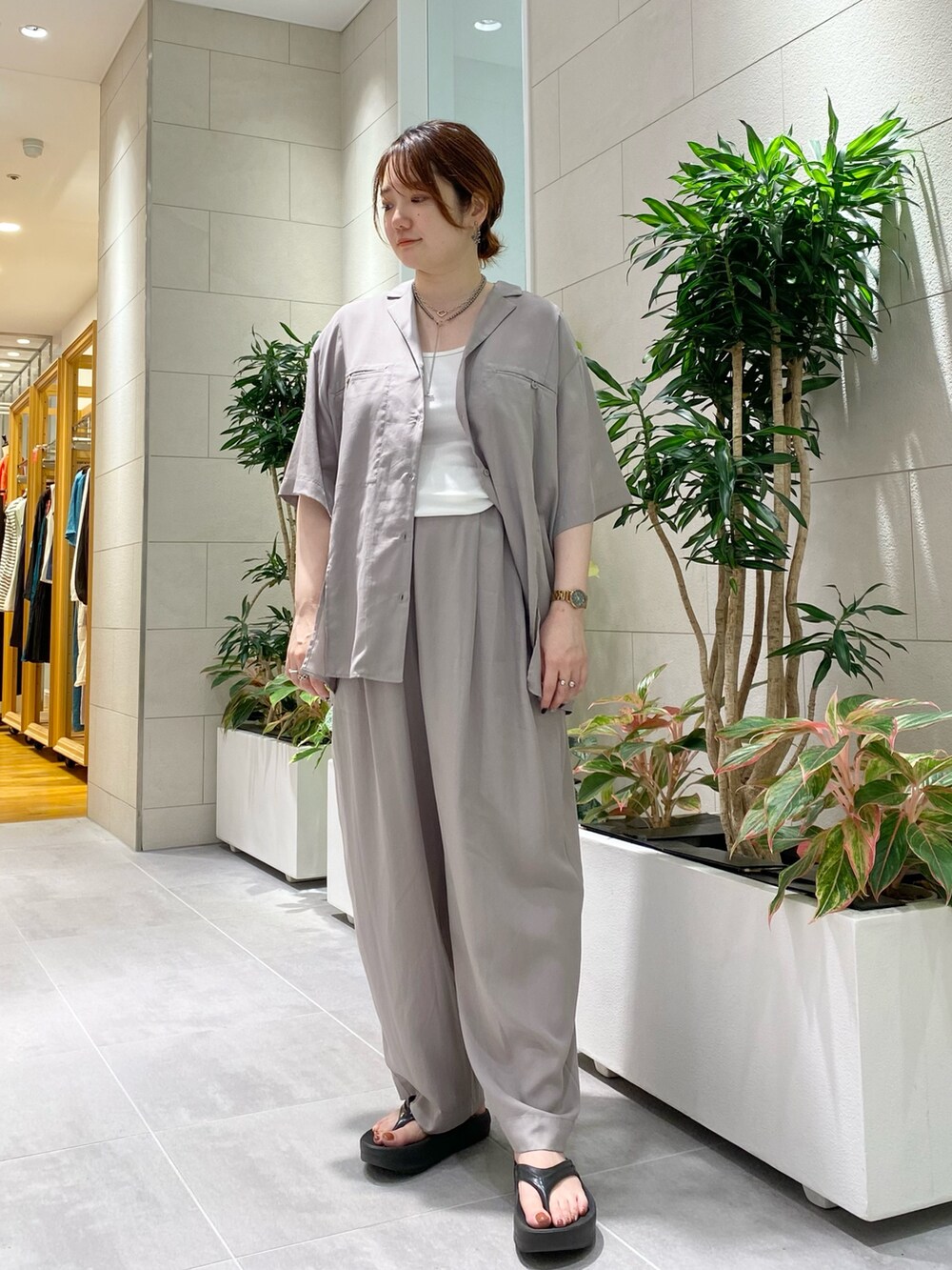 グレー系のシャツ/ブラウス、グレー系のその他パンツ、ホワイト系のタンクトップを着用したレディースの夏コーディネートの2枚目の写真