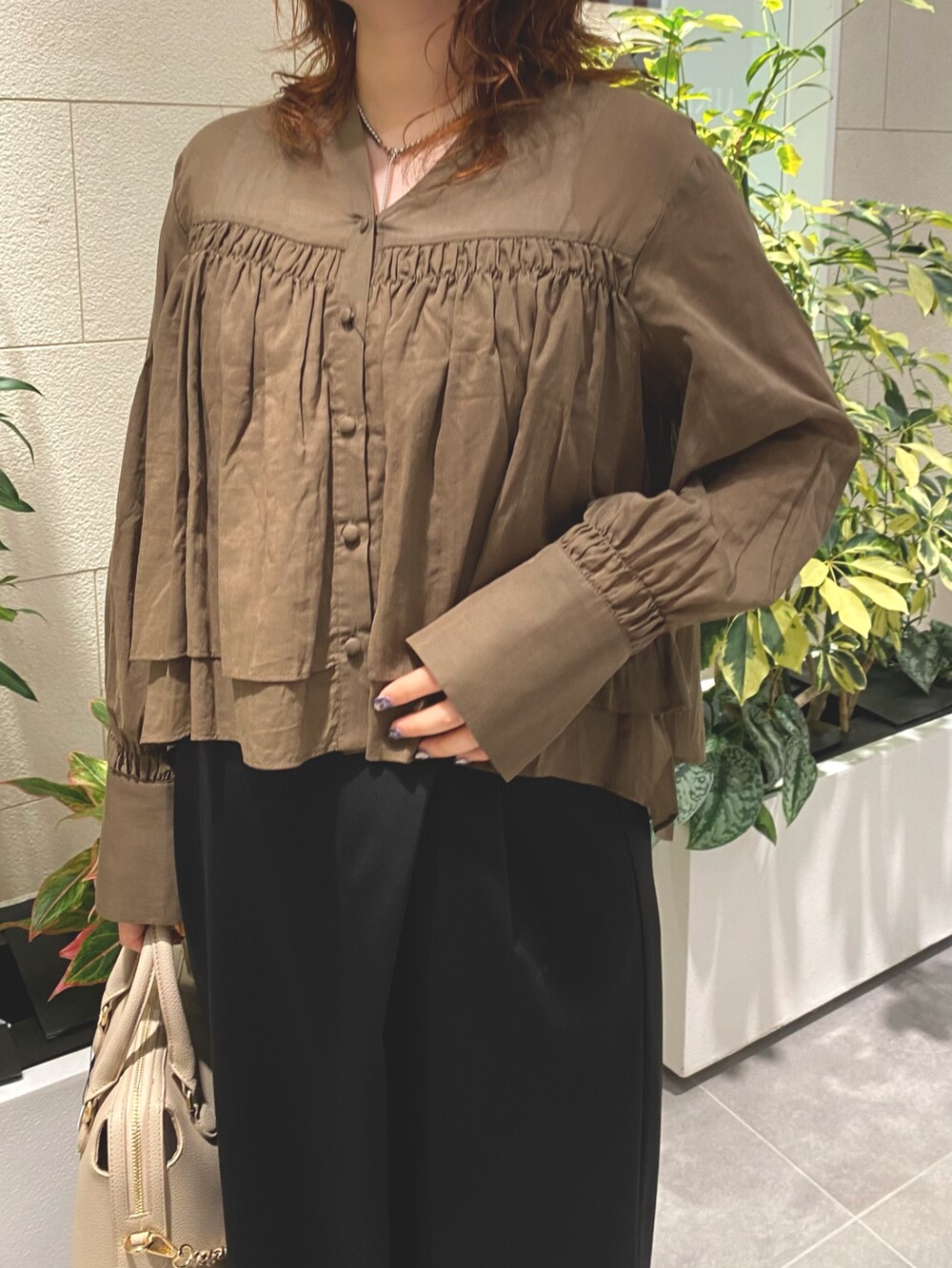 ブラック系のその他パンツ、ベージュ系のボストンバッグ、ホワイト系のバレエシューズを着用したレディースの夏コーディネートの3枚目の写真