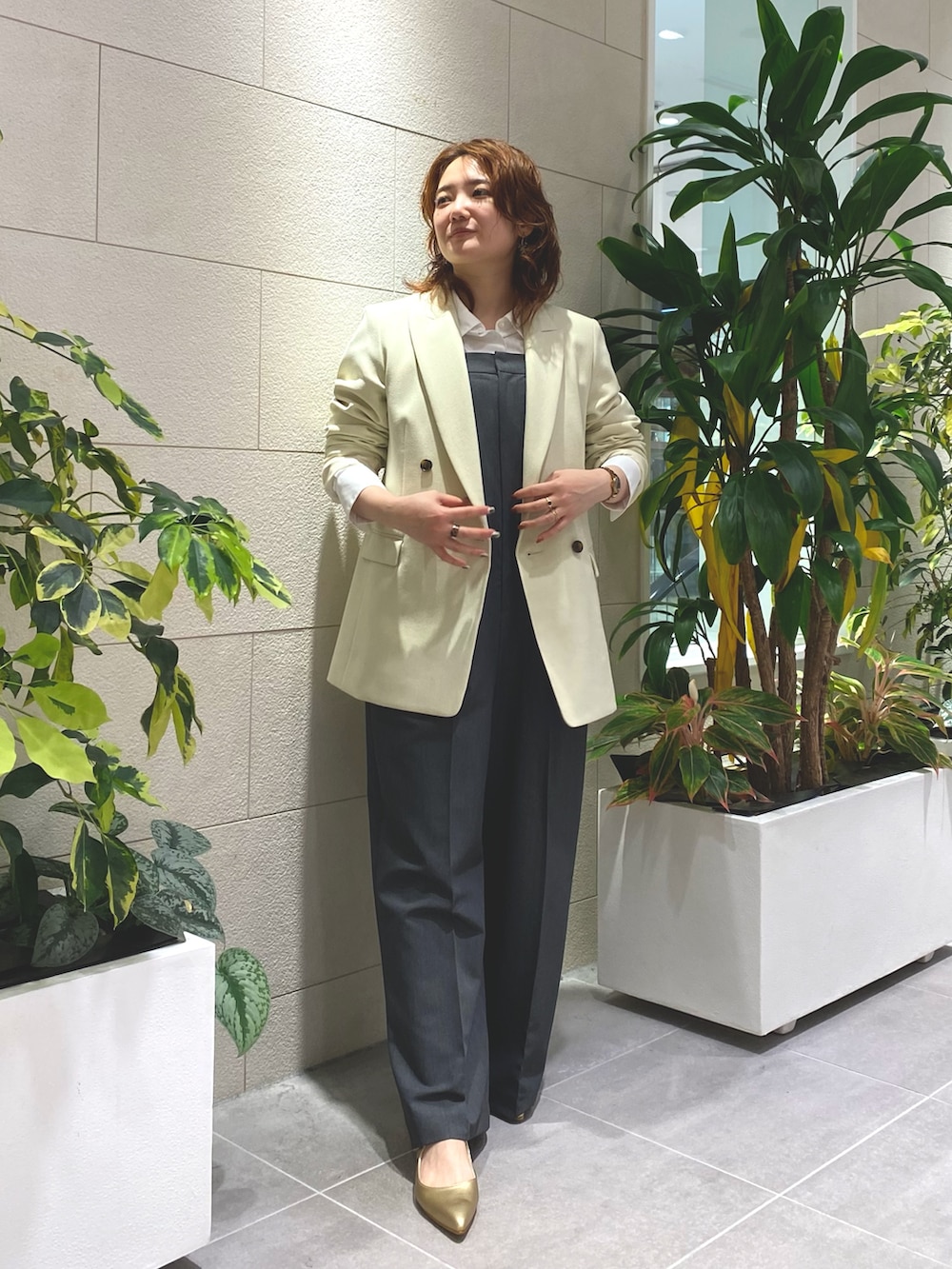 ホワイト系のその他アウターを着用したレディースの夏コーディネートの4枚目の写真