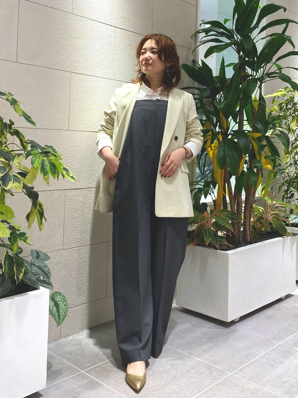 ホワイト系のその他アウターを着用したレディースの夏コーディネートの3枚目の写真