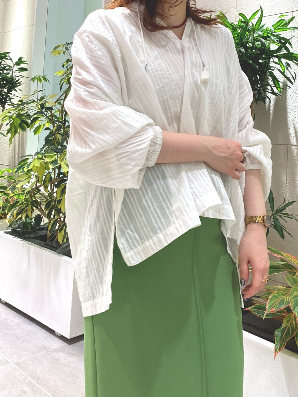 ホワイト系のシャツ/ブラウス、ブラック系のトートバッグを着用したレディースの夏コーディネートの3枚目の写真