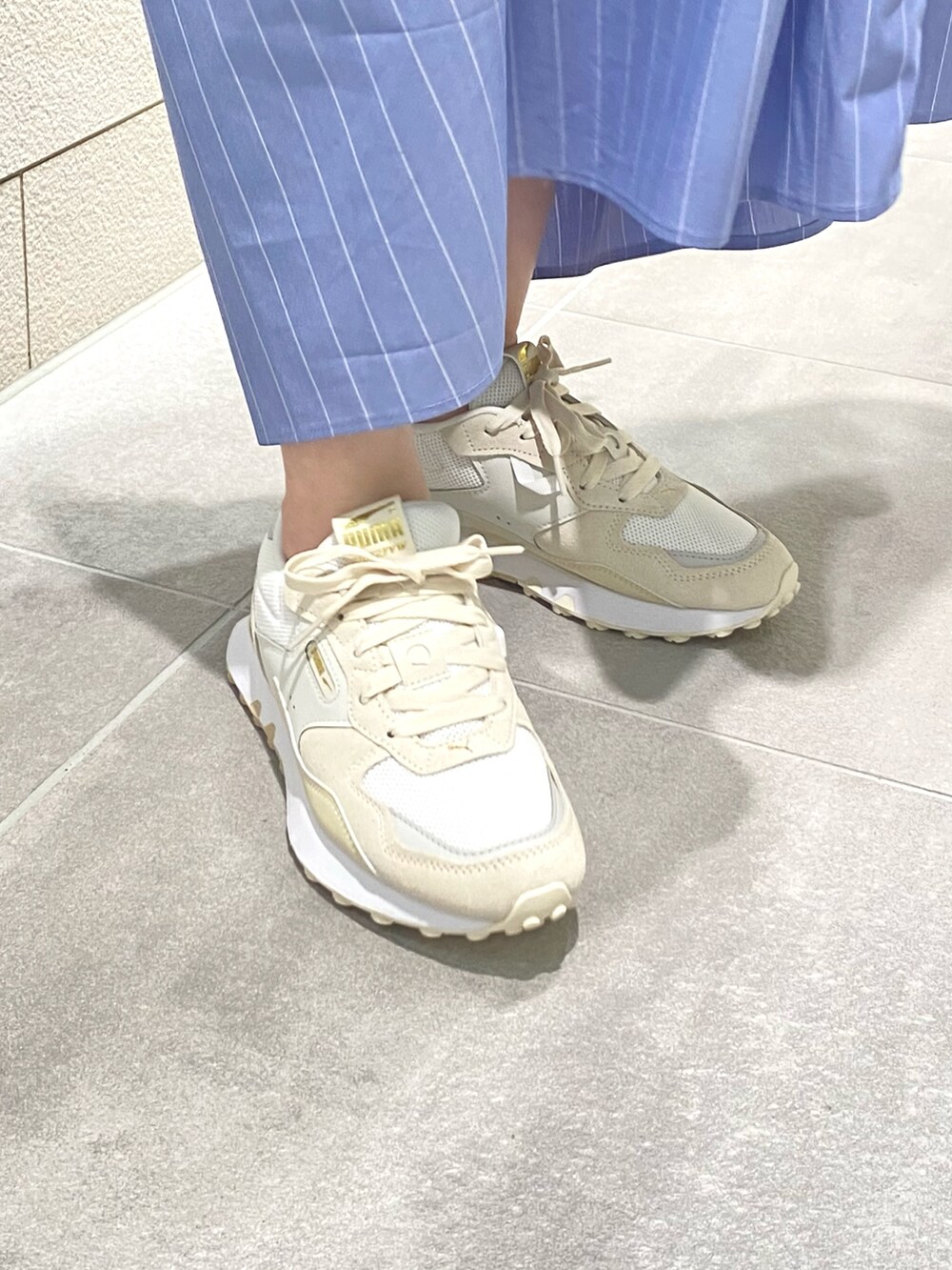 ブルー系のワンピース、ホワイト系のトートバッグを着用したレディースの夏コーディネートの2枚目の写真