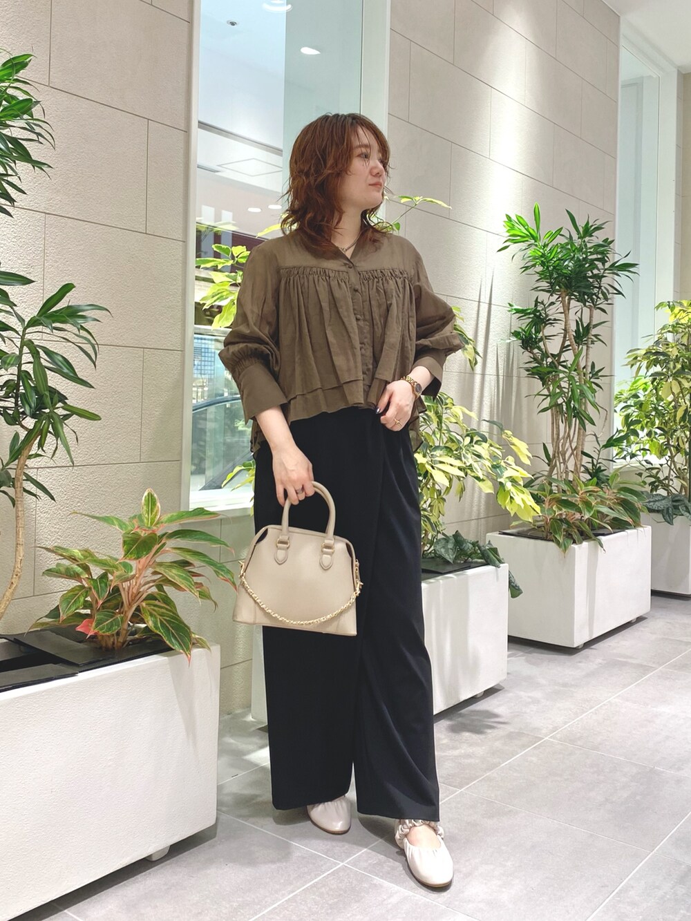 ブラック系のその他パンツ、ベージュ系のボストンバッグ、ホワイト系のバレエシューズを着用したレディースの夏コーディネートの2枚目の写真