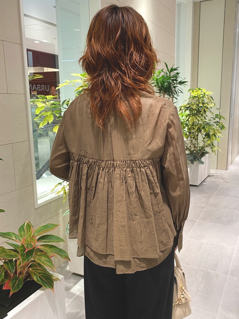 ブラック系のその他パンツ、ベージュ系のボストンバッグ、ホワイト系のバレエシューズを着用したレディースの夏コーディネートの4枚目の写真