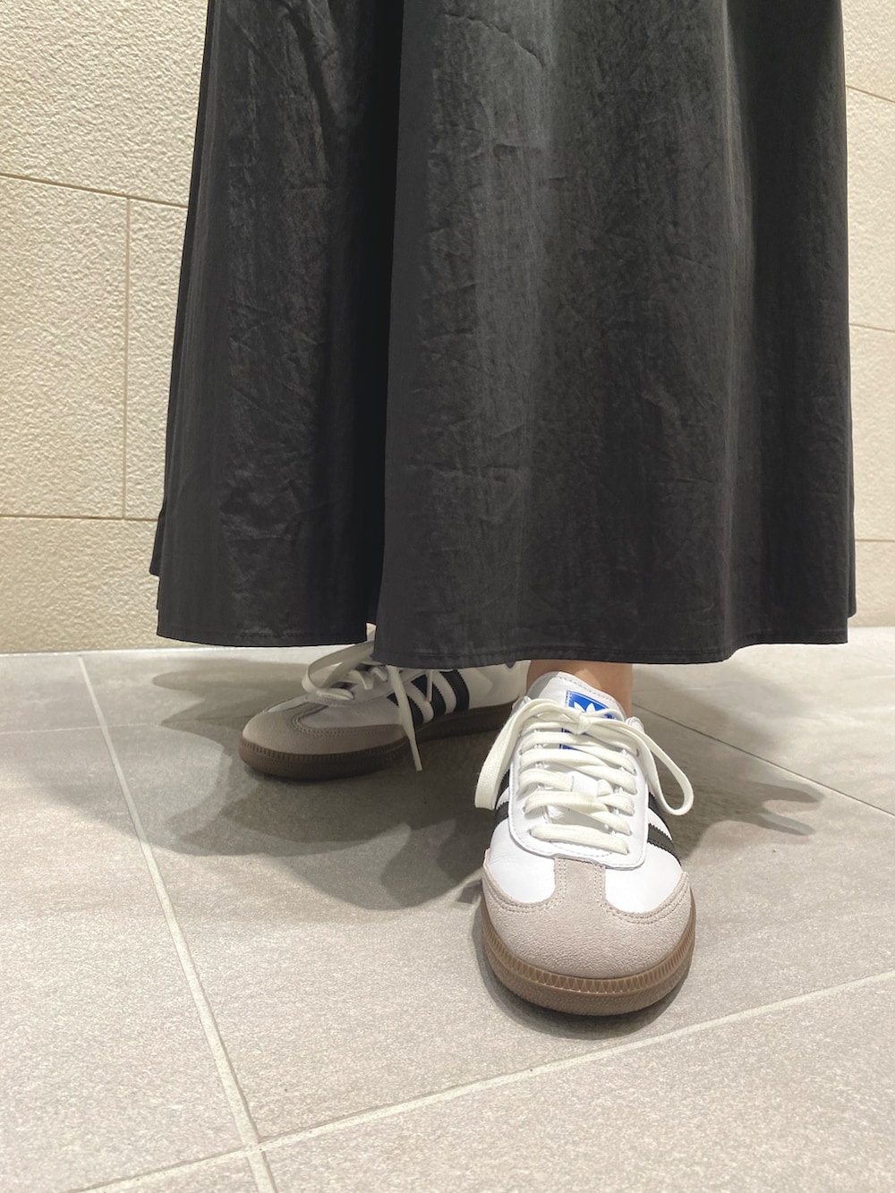 ブラック系のワンピース、ホワイト系のカーディガン/ボレロ、ブラック系のショルダーバッグを着用したレディースの夏コーディネートの3枚目の写真