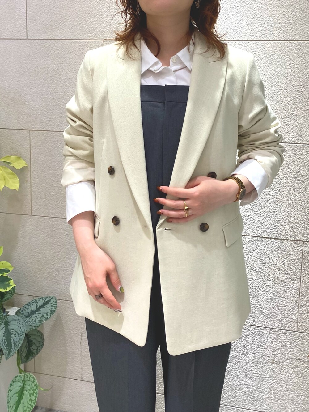 ホワイト系のその他アウターを着用したレディースの夏コーディネートの2枚目の写真