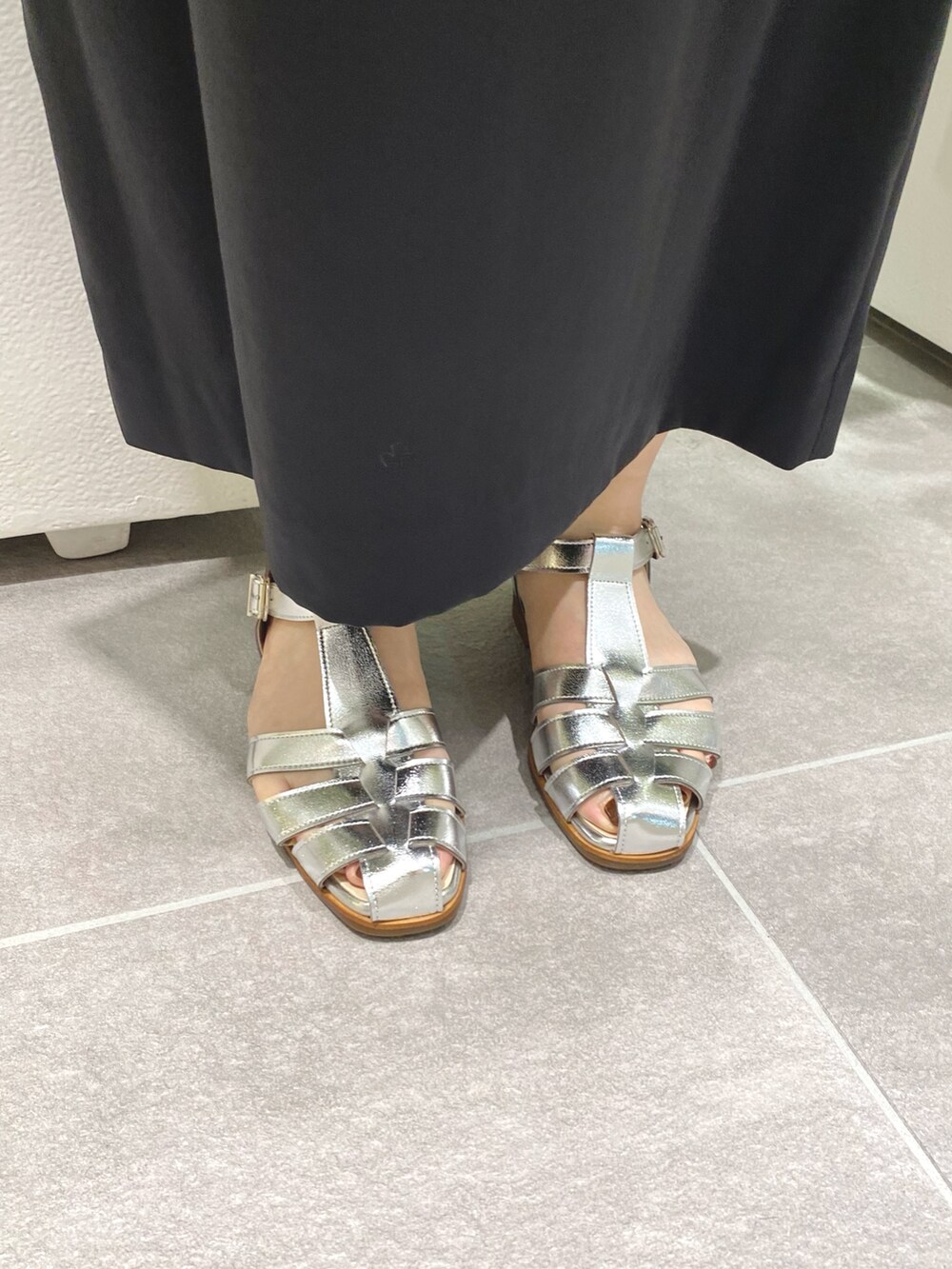 ブラック系のシャツ/ブラウス、グレー系のハンドバッグ、ブラック系のスカートを着用したレディースの夏コーディネートの3枚目の写真