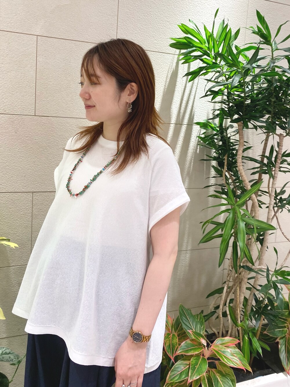 ホワイト系のニット/セーター、ブルー系のその他パンツ、ブラウン系のショルダーバッグを着用したレディースの夏コーディネートの4枚目の写真