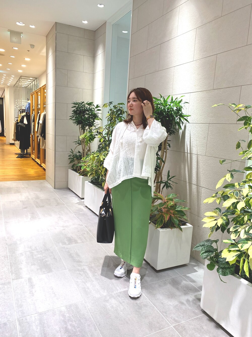 ホワイト系のシャツ/ブラウス、ブラック系のトートバッグを着用したレディースの夏コーディネートの2枚目の写真