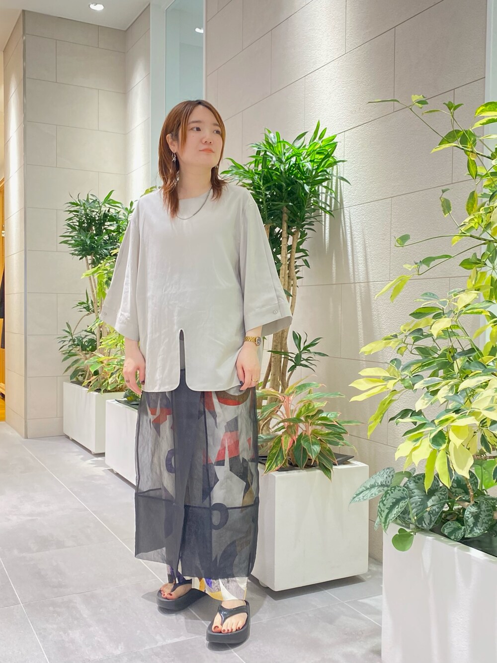 グレー系のTシャツ/カットソー、ホワイト系のその他パンツ、ブラック系のスカートを着用したレディースの夏コーディネートの2枚目の写真