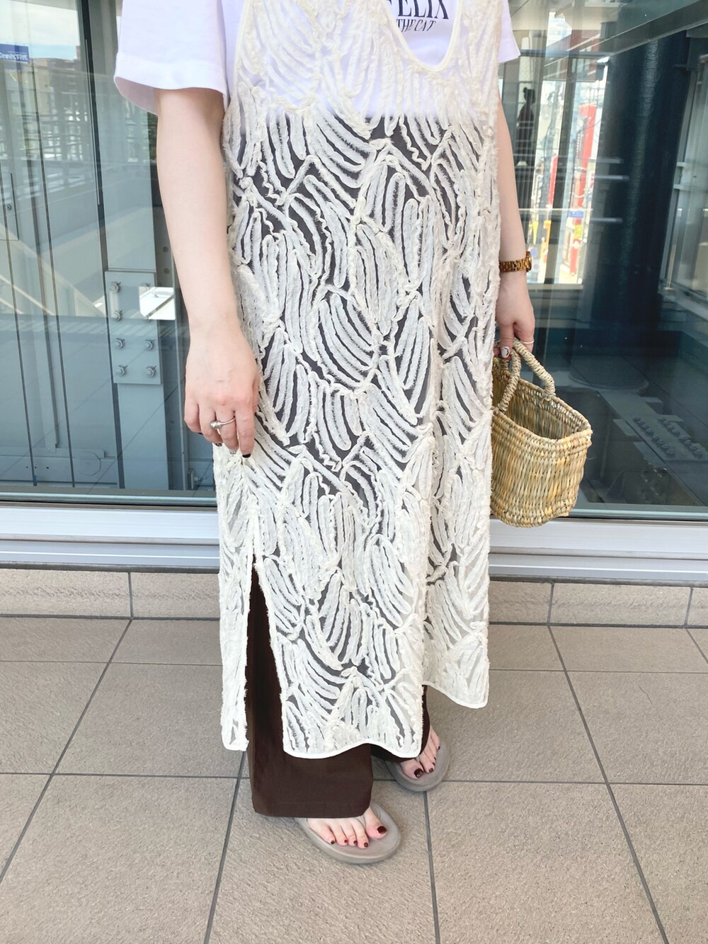 ホワイト系のTシャツ/カットソー、ホワイト系のワンピース、ブラウン系のその他パンツを着用したレディースの夏コーディネートの2枚目の写真