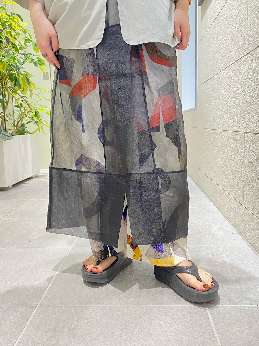 グレー系のTシャツ/カットソー、ホワイト系のその他パンツ、ブラック系のスカートを着用したレディースの夏コーディネートの3枚目の写真