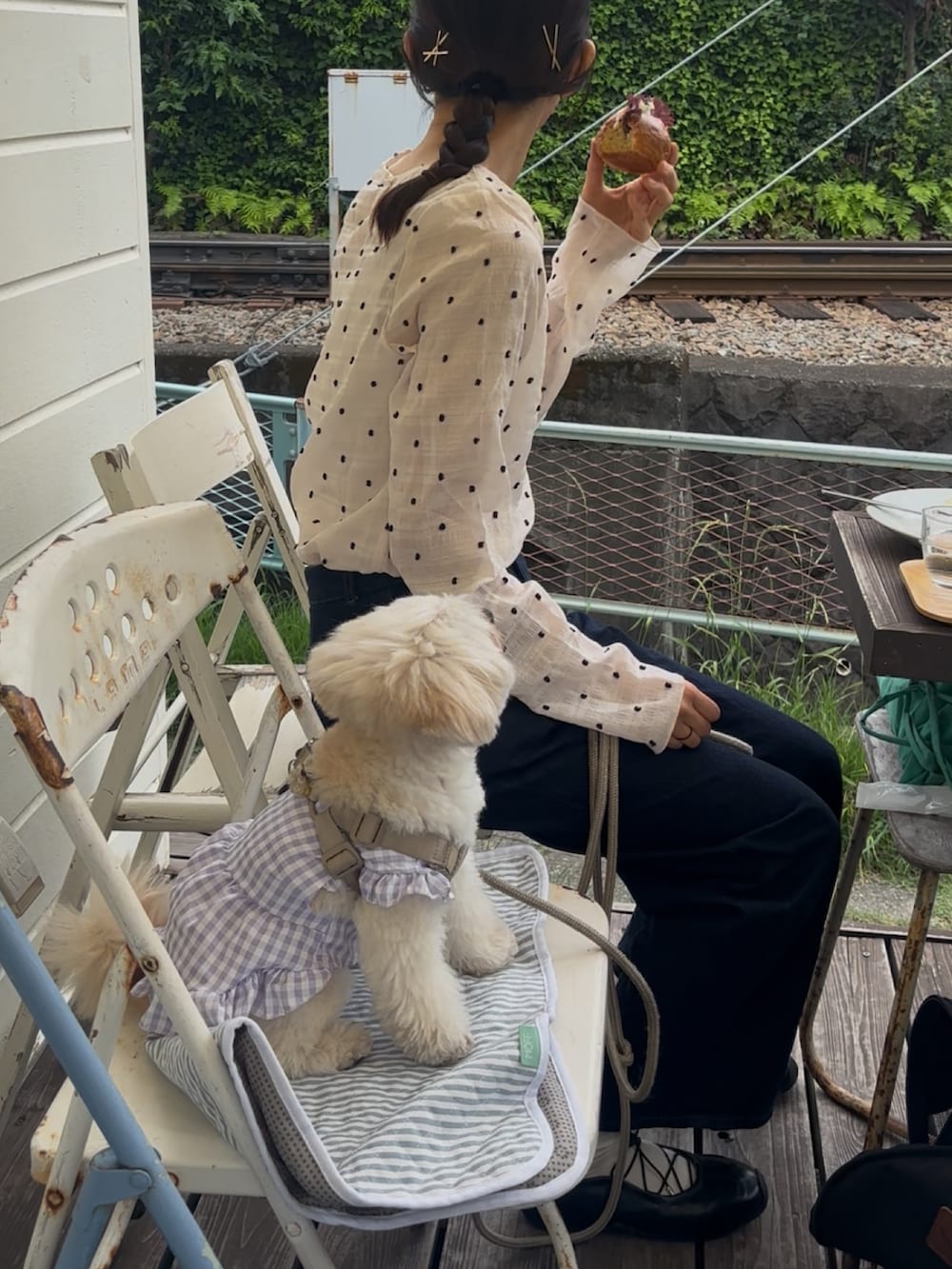 ホワイト系のTシャツ/カットソー、ブルー系のデニムパンツ、ブラック系のスニーカーを着用したレディースの春コーディネートの2枚目の写真