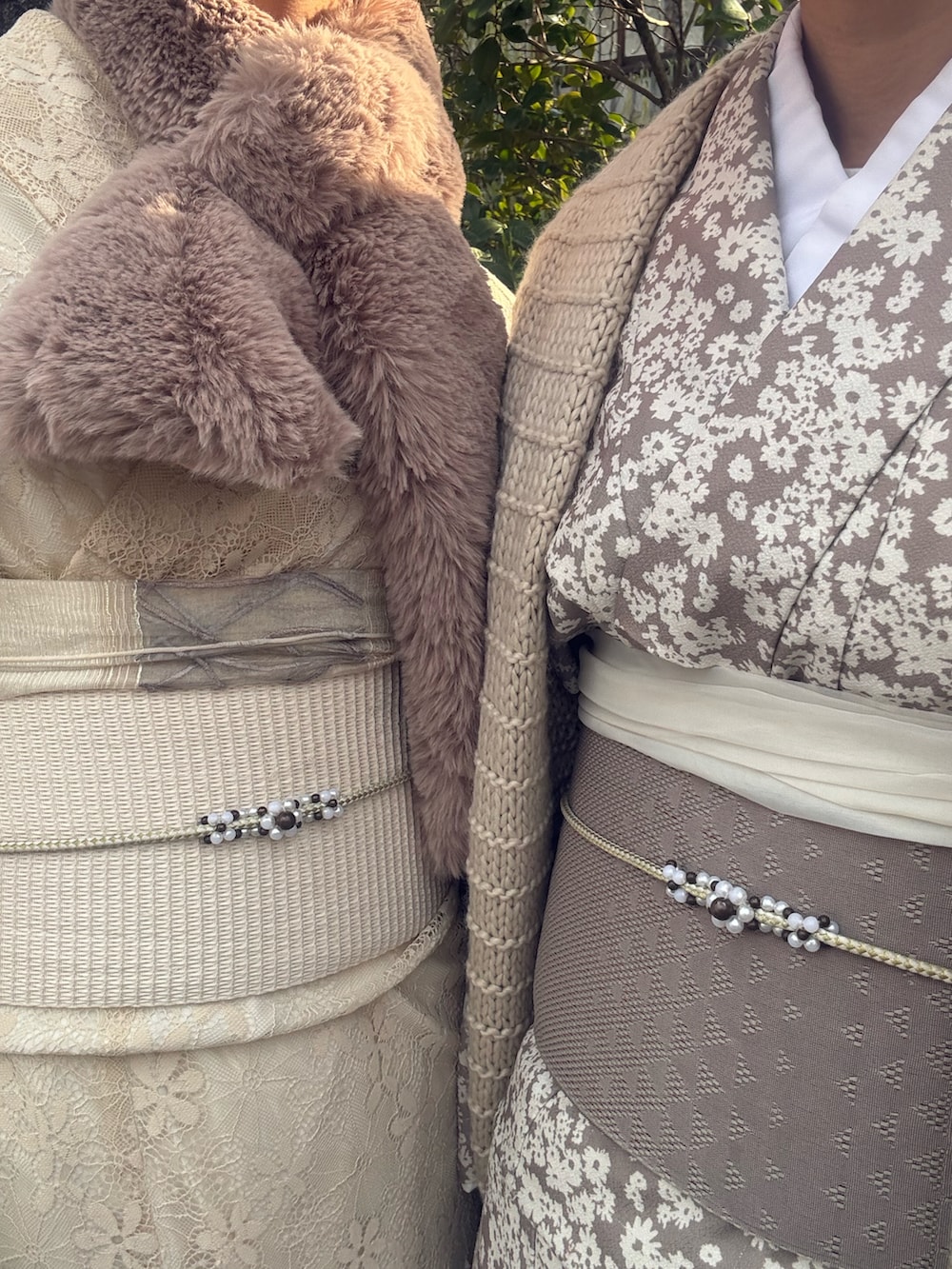 ベージュ系の着物を着用したレディースの冬コーディネートの2枚目の写真