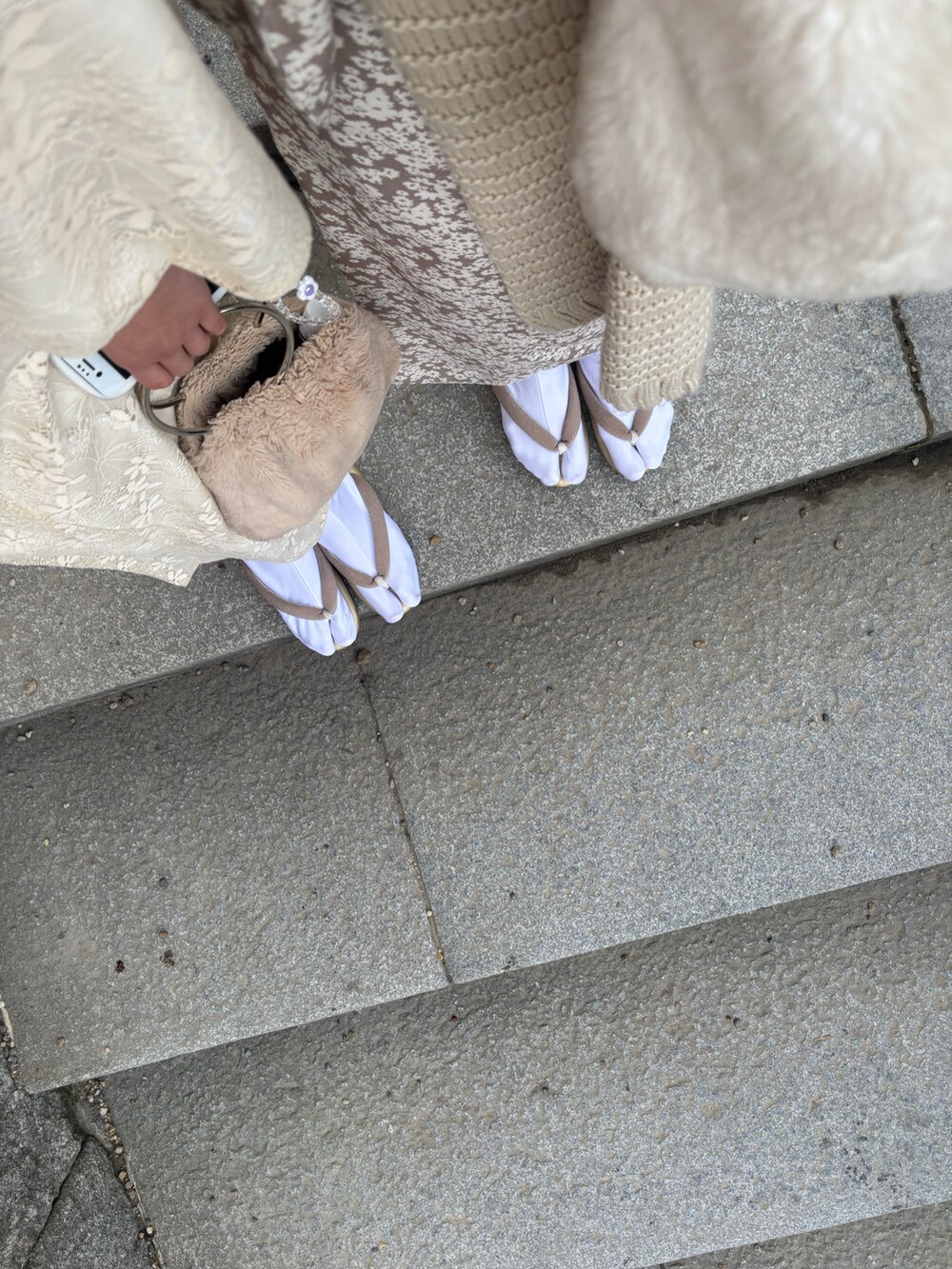 ベージュ系の着物を着用したレディースの冬コーディネートの3枚目の写真