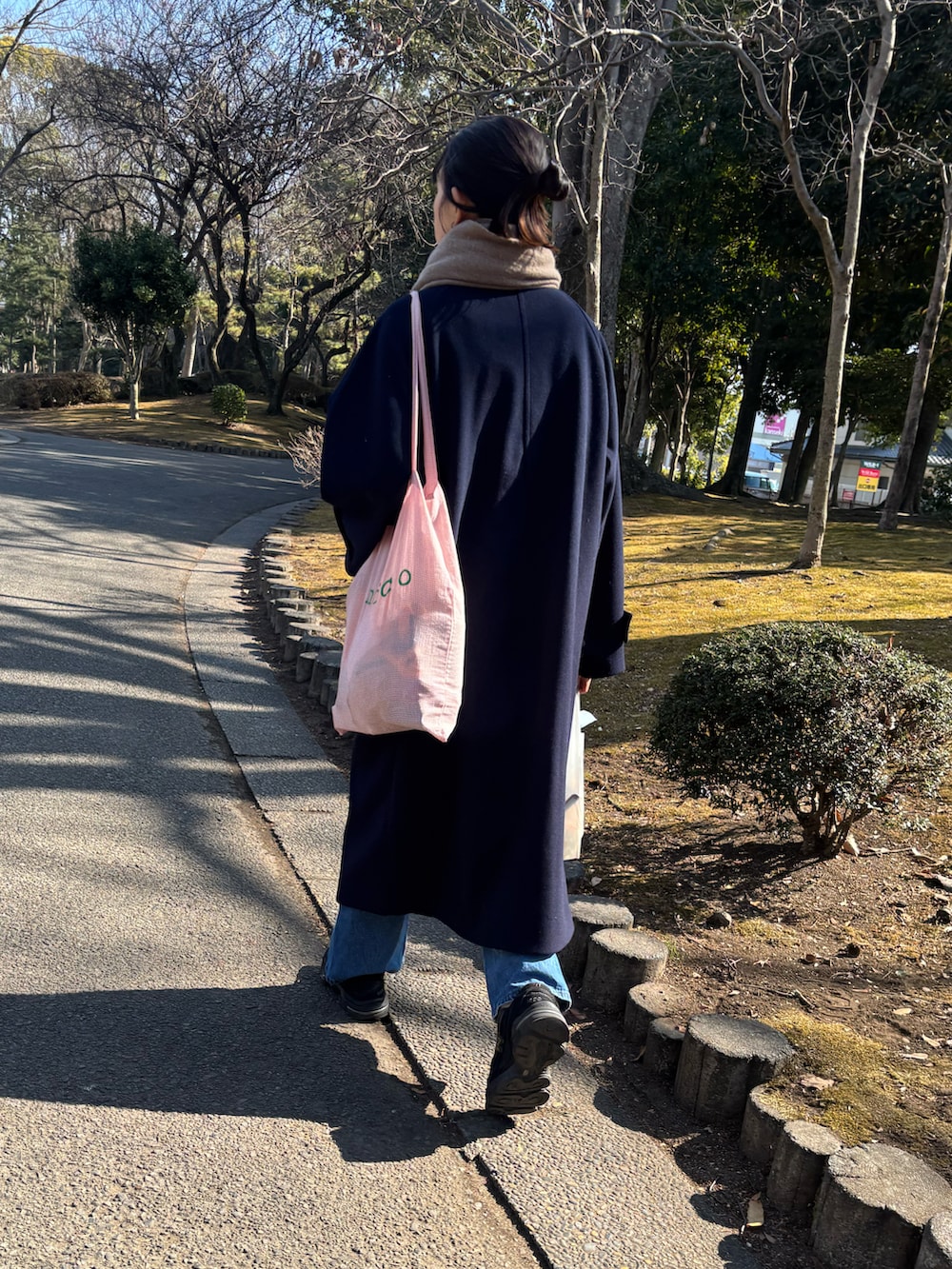 ブルー系のTシャツ/カットソー、ブルー系のデニムパンツ、ブラック系のスニーカーを着用したレディースの冬コーディネートの2枚目の写真