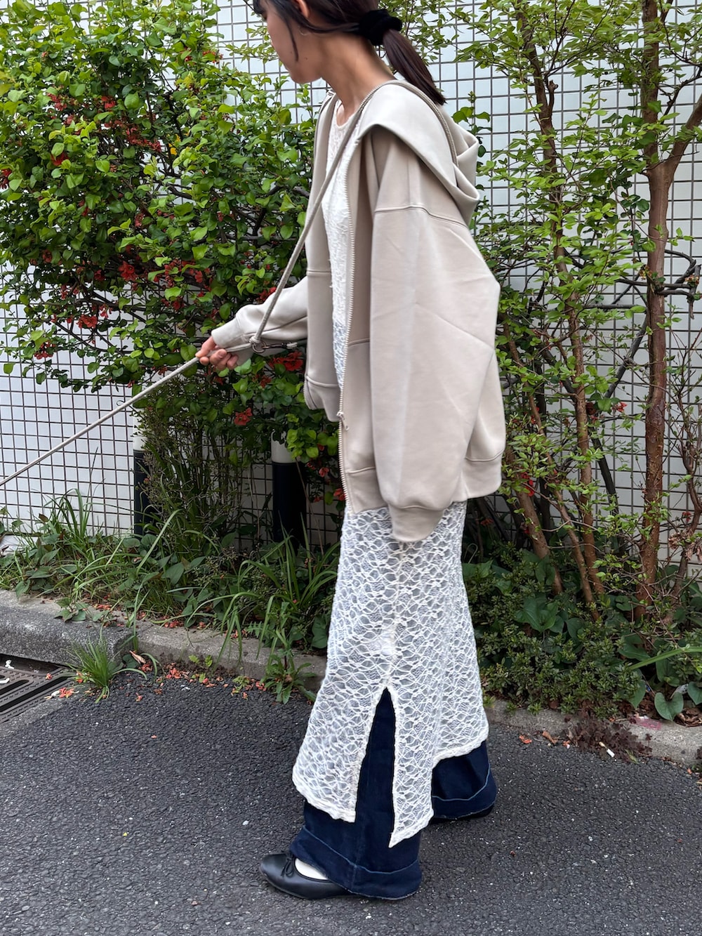 ホワイト系のワンピース、ホワイト系のパーカーを着用したレディースの春コーディネートの2枚目の写真