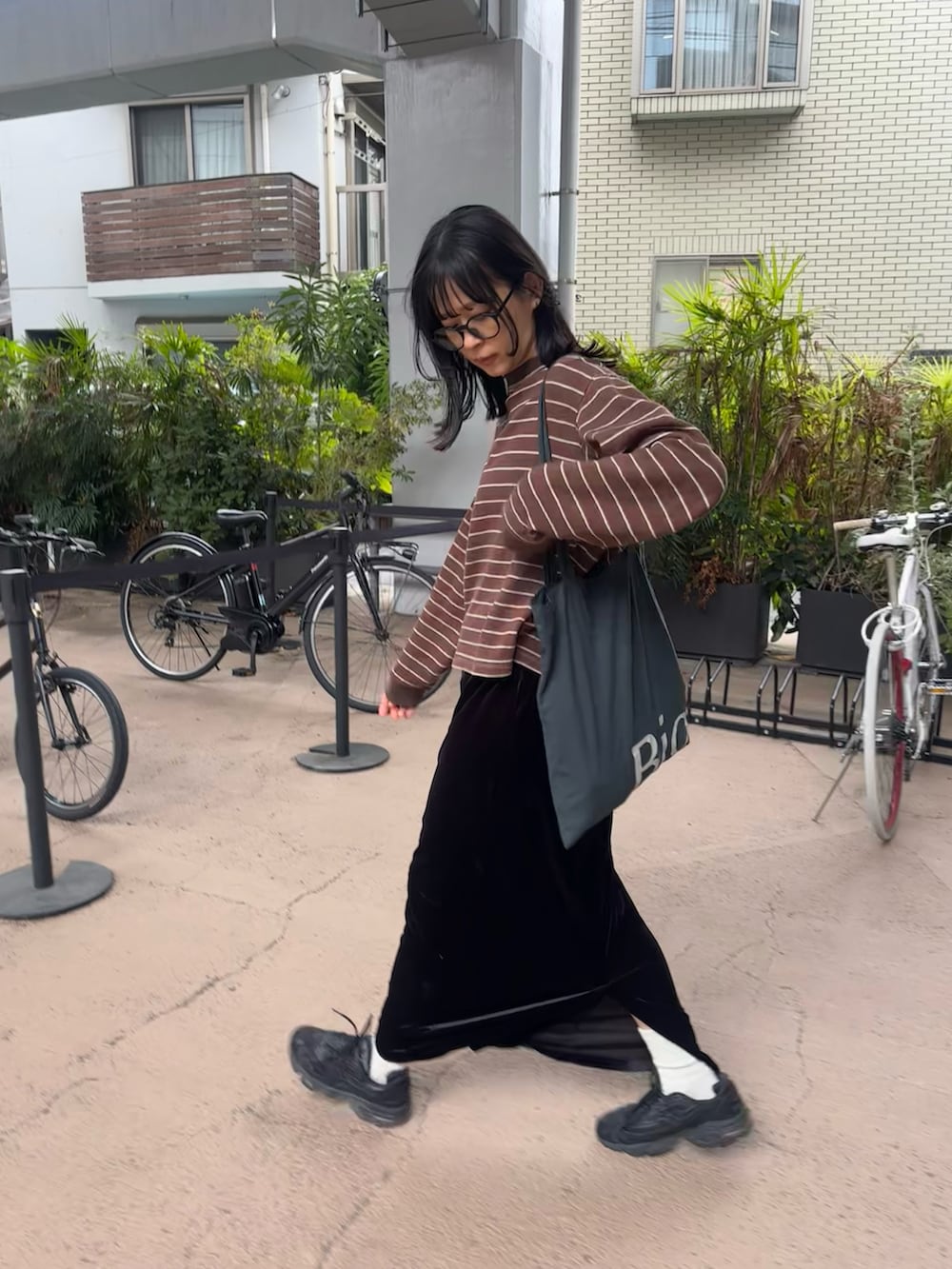 ブラウン系のTシャツ/カットソーを着用したレディースの秋コーディネートの2枚目の写真