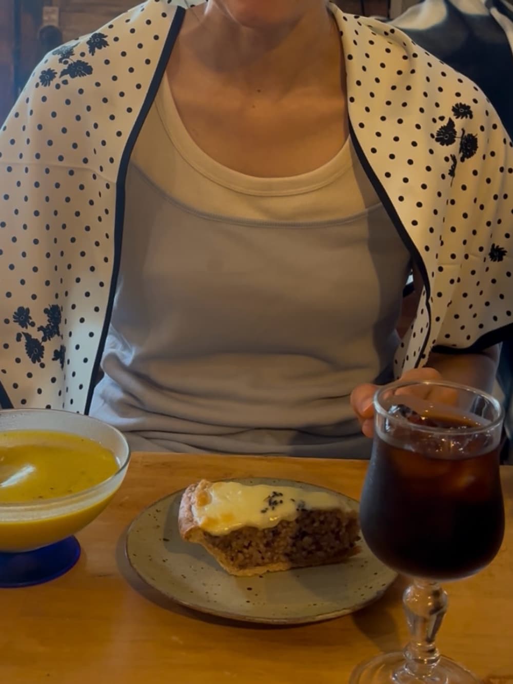 ブルー系のデニムパンツ、グレー系のキャミソール、ブラック系のバックパック/リュックを着用したレディースの夏コーディネートの2枚目の写真