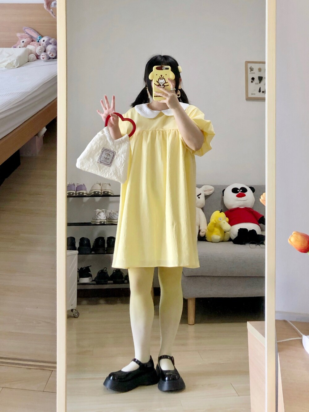 イエロー系のワンピースを着用したレディースの夏コーディネートの2枚目の写真