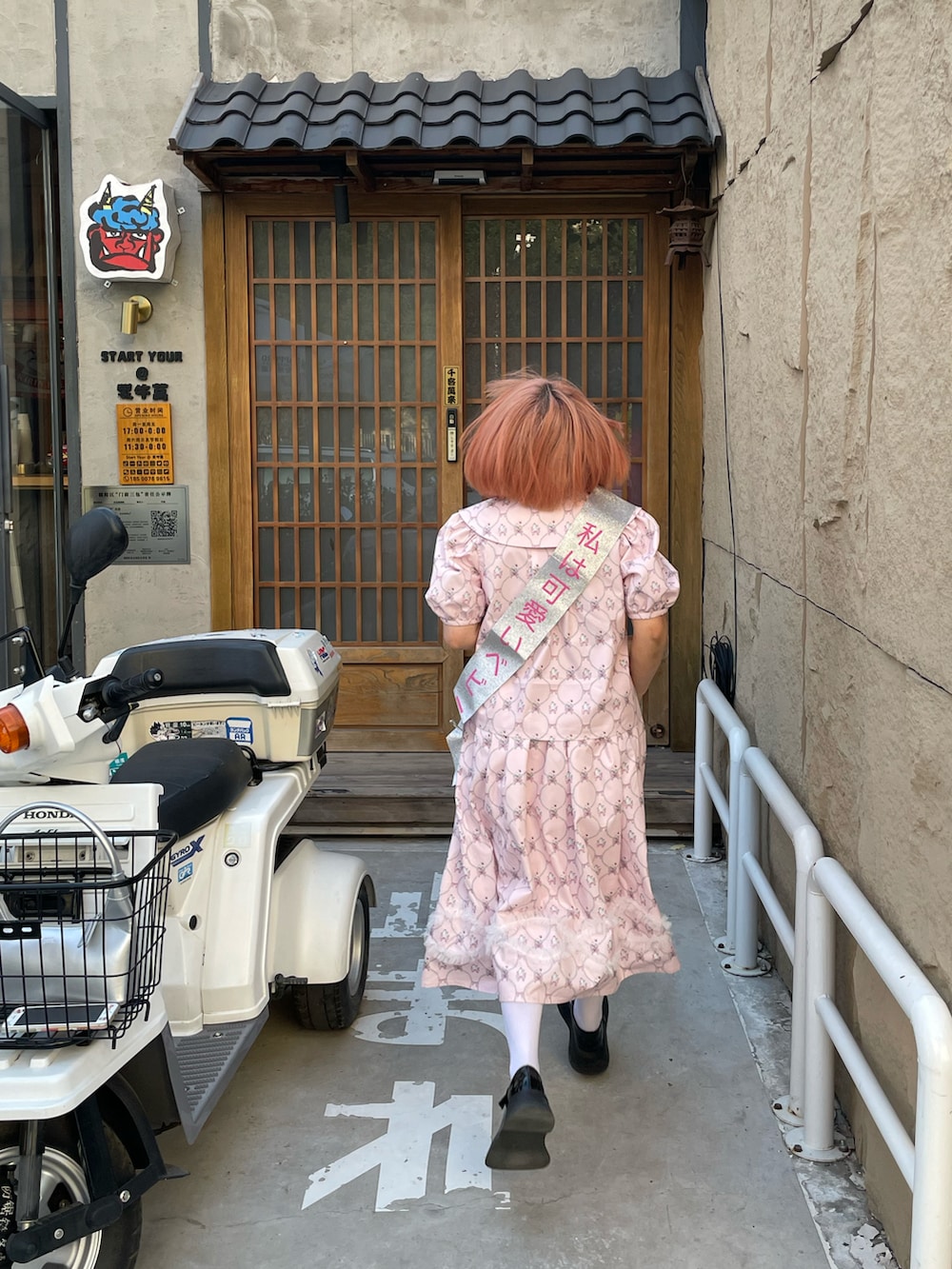 ピンク系のシャツ/ブラウス、ピンク系のスカート、シルバー系のショルダーバッグを着用したレディースの秋コーディネートの3枚目の写真