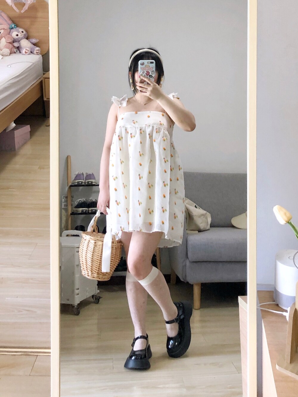 ホワイト系のジャンパースカートを着用したレディースの夏コーディネートの3枚目の写真