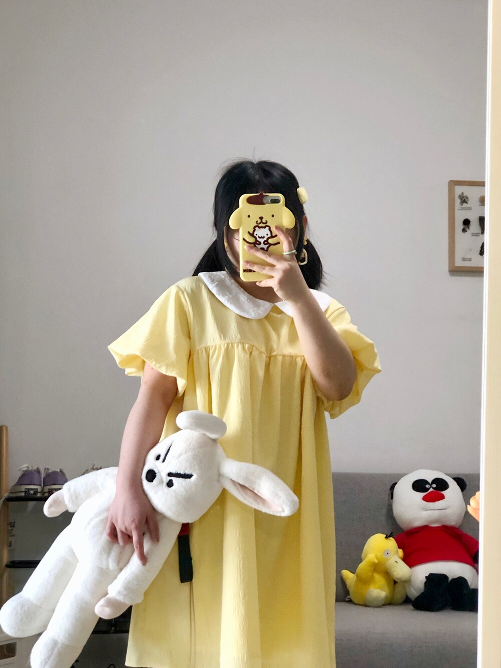 イエロー系のワンピースを着用したレディースの夏コーディネートの3枚目の写真