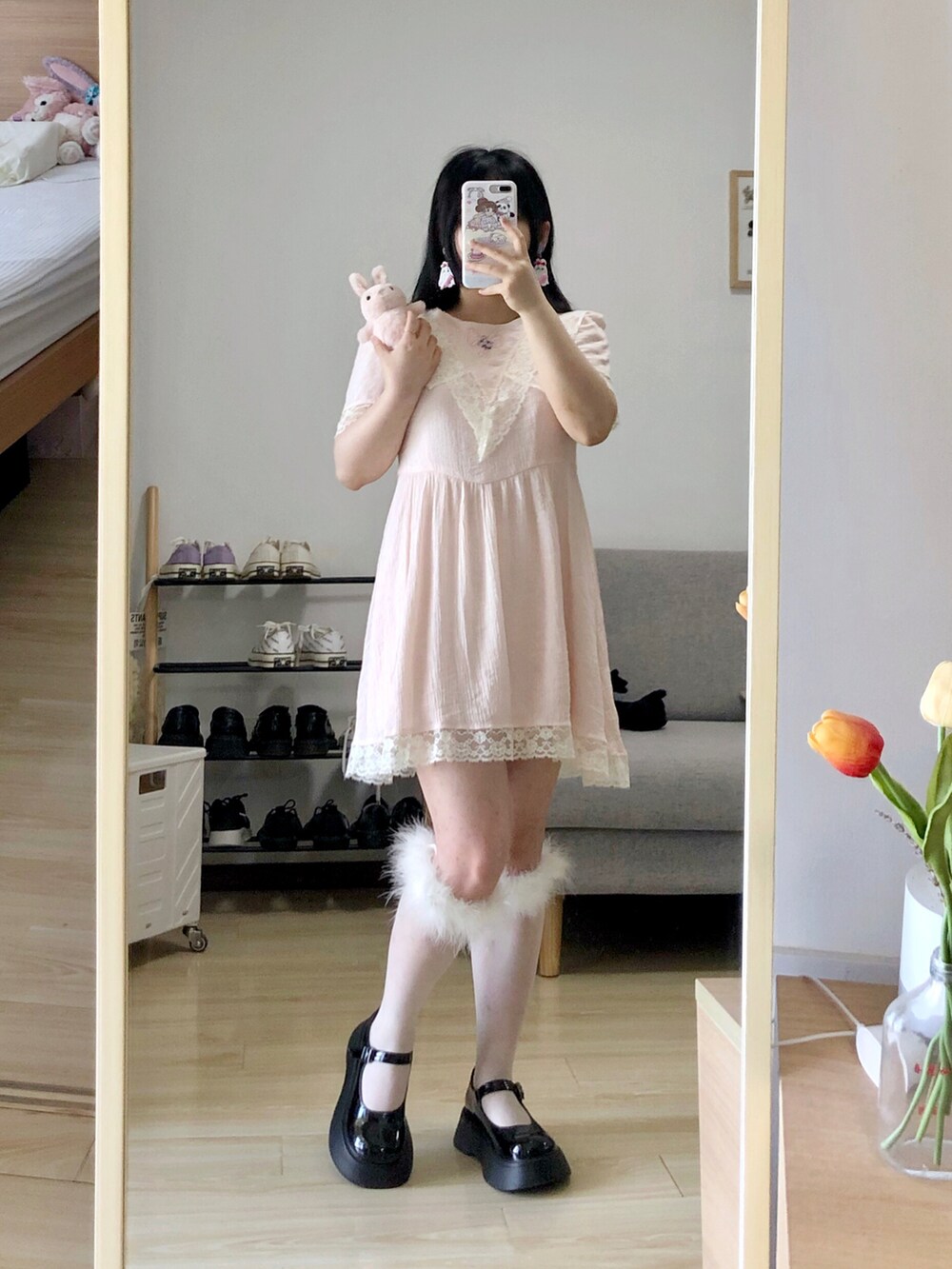 ホワイト系のトートバッグ、ピンク系のワンピースを着用したレディースの夏コーディネートの2枚目の写真