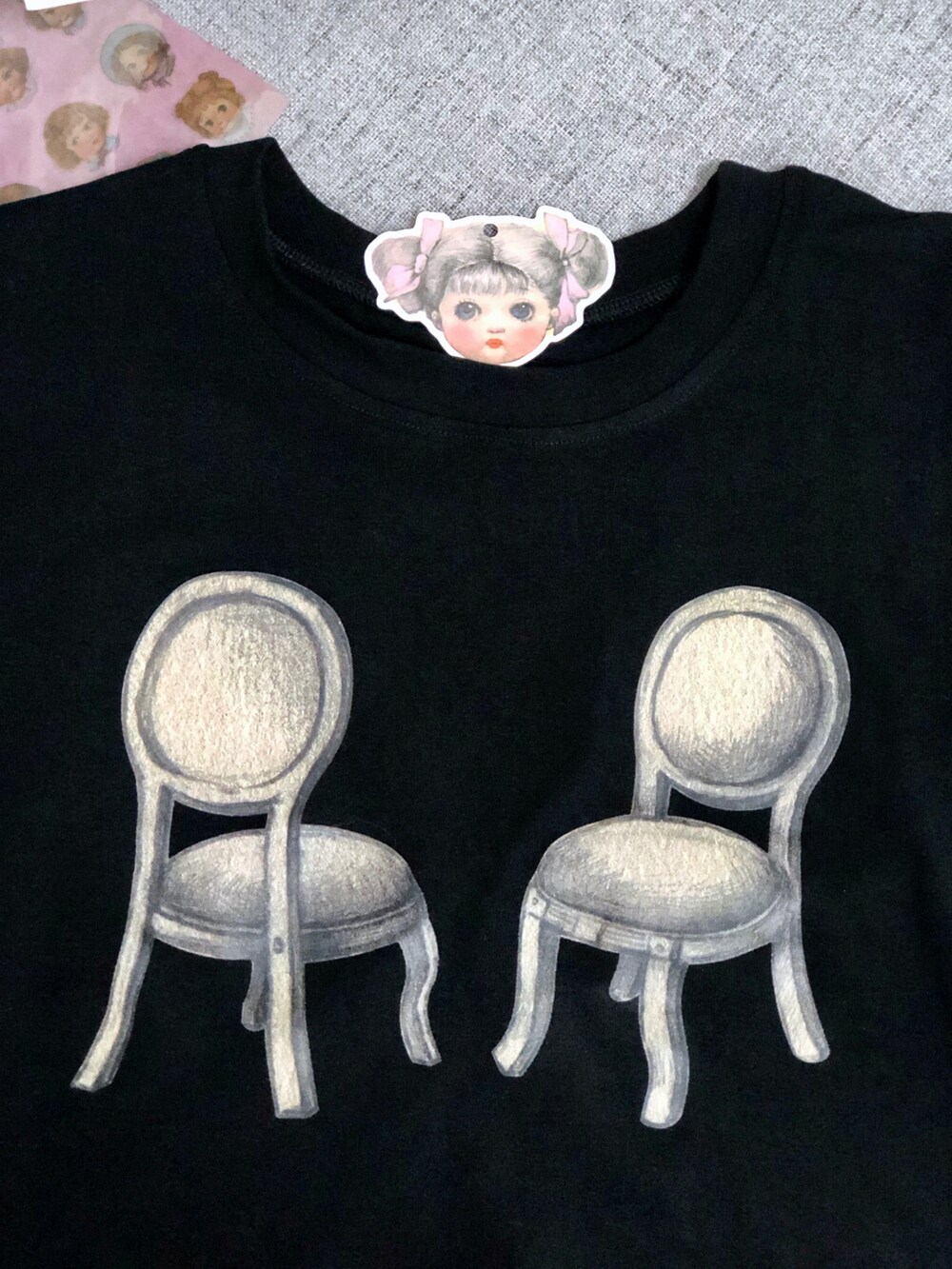 ピンク系のスカート、ブラック系のTシャツ/カットソーを着用したレディースの夏コーディネートの2枚目の写真