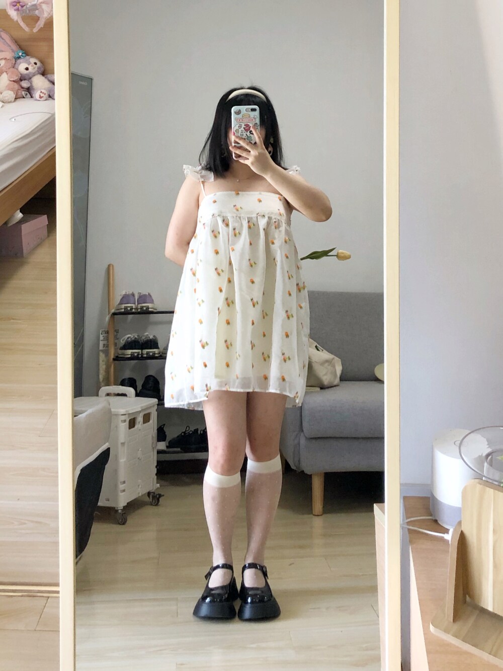 ホワイト系のジャンパースカートを着用したレディースの夏コーディネートの4枚目の写真