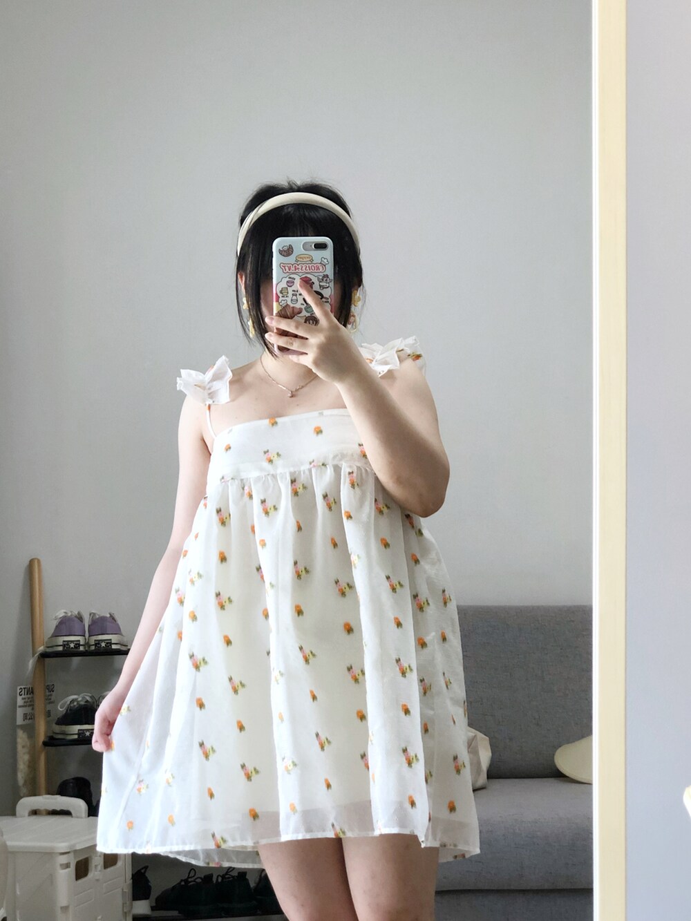 ホワイト系のジャンパースカートを着用したレディースの夏コーディネートの2枚目の写真