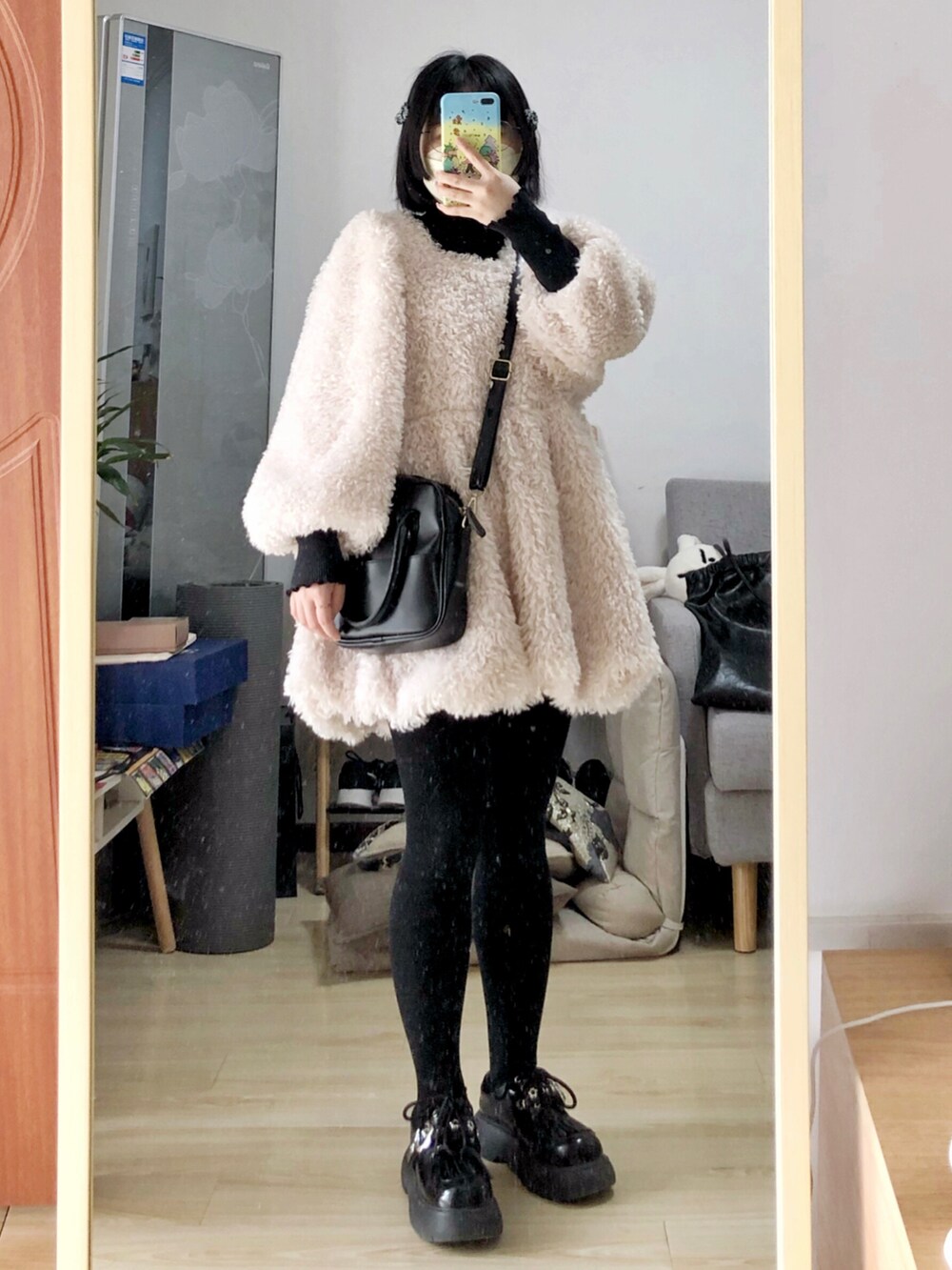 ホワイト系のワンピース/ドレス、ブラック系のシューズを着用したレディースの春コーディネートの2枚目の写真