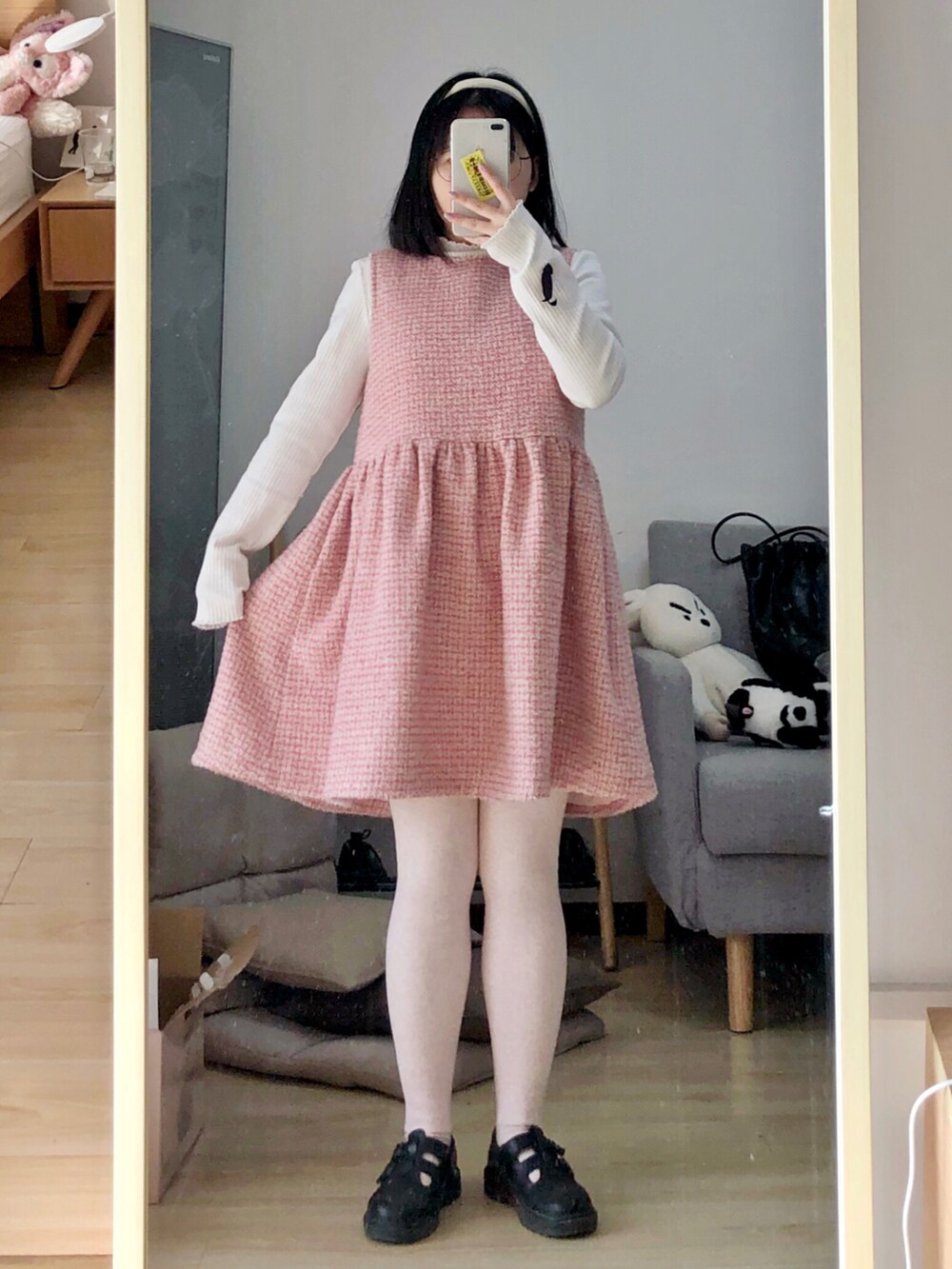 ホワイト系のダウンジャケット/コート、グレー系のショルダーバッグ、ブラック系のドレスシューズを着用したレディースの冬コーディネートの2枚目の写真