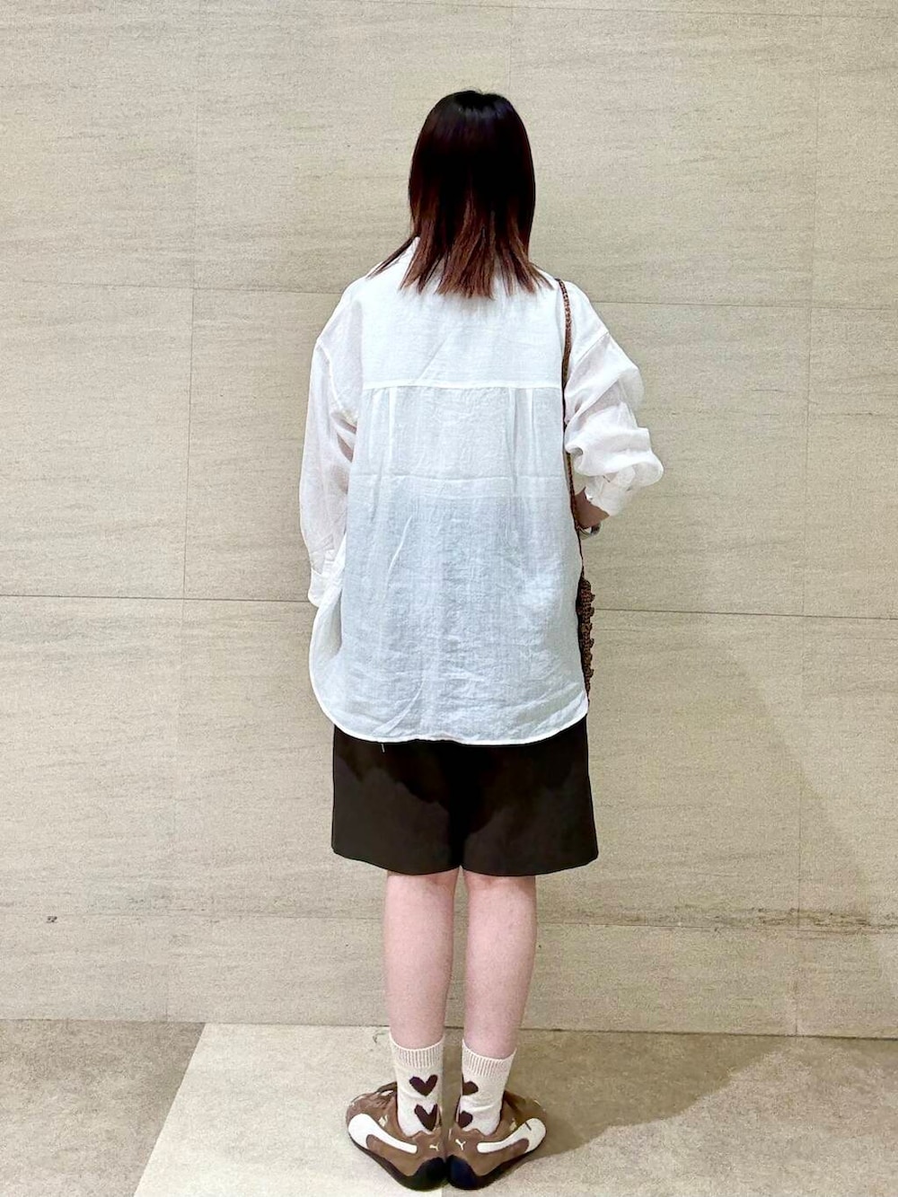 ホワイト系のタンクトップ、ブラウン系のその他パンツ、その他のショルダーバッグを着用したレディースの夏コーディネートの2枚目の写真