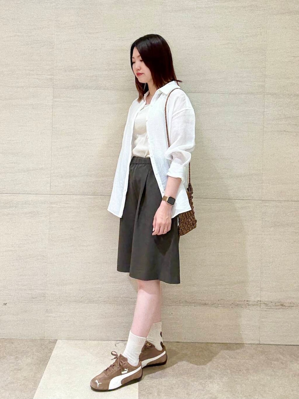 ホワイト系のタンクトップ、ブラウン系のその他パンツ、その他のショルダーバッグを着用したレディースの夏コーディネートの3枚目の写真