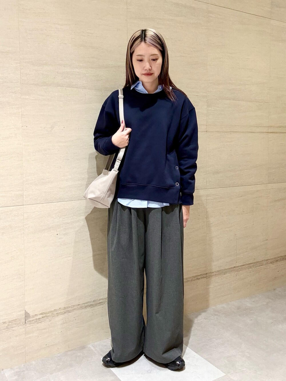 グレー系のショルダーバッグ、ブルー系のシャツ/ブラウス、グレー系のその他パンツを着用したレディースの秋コーディネートの2枚目の写真